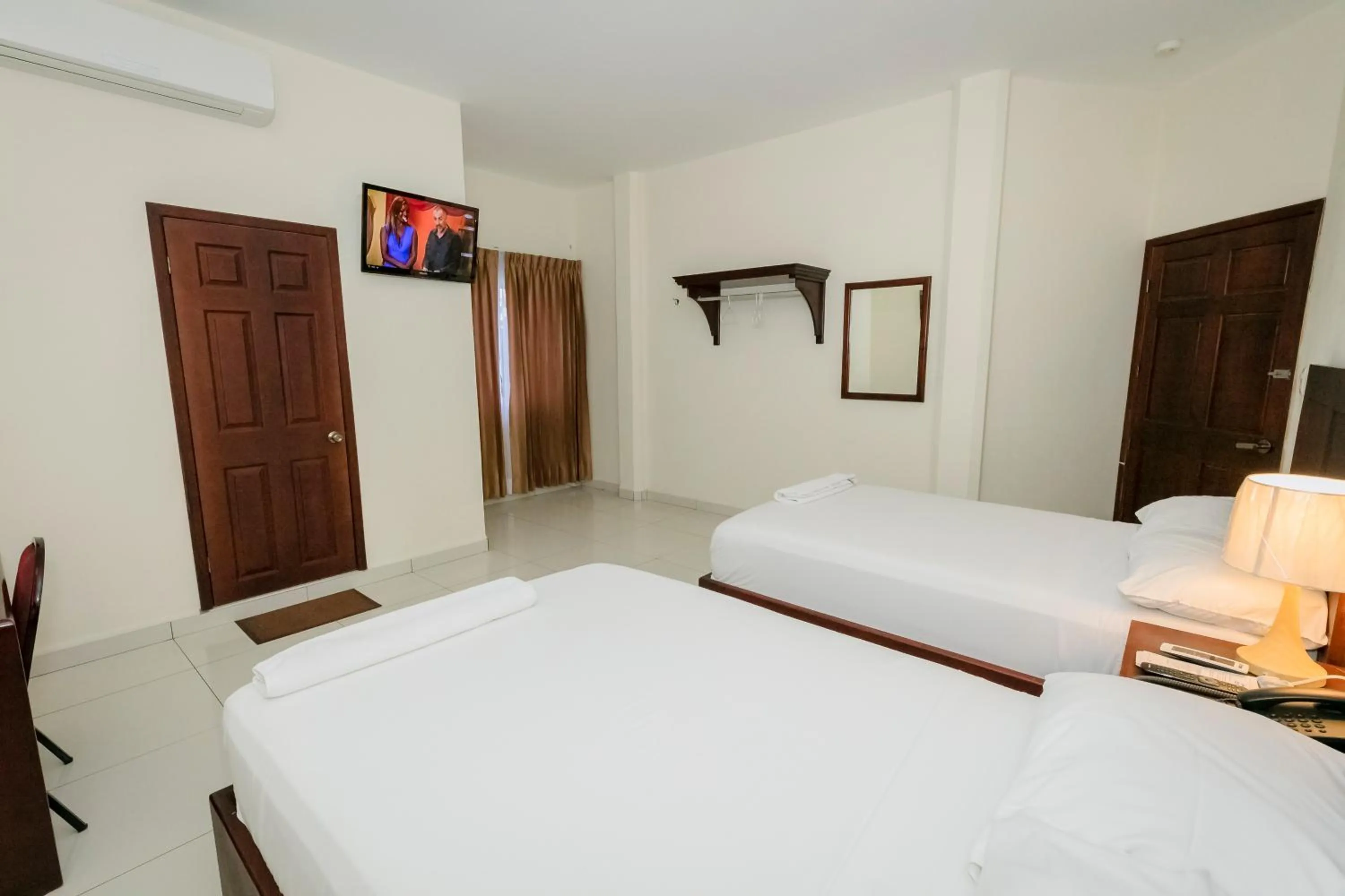 Bed in Hotel Mediterraneo Inn