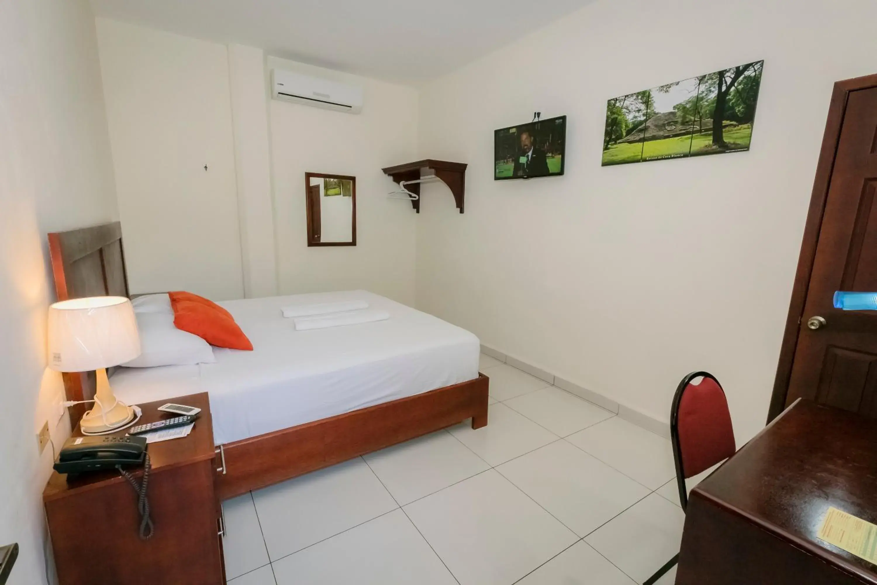 Deluxe Single Room - single occupancy in Hotel Mediterraneo Inn Deluxe Single Room - single occupancy in Hotel Mediterraneo Inn