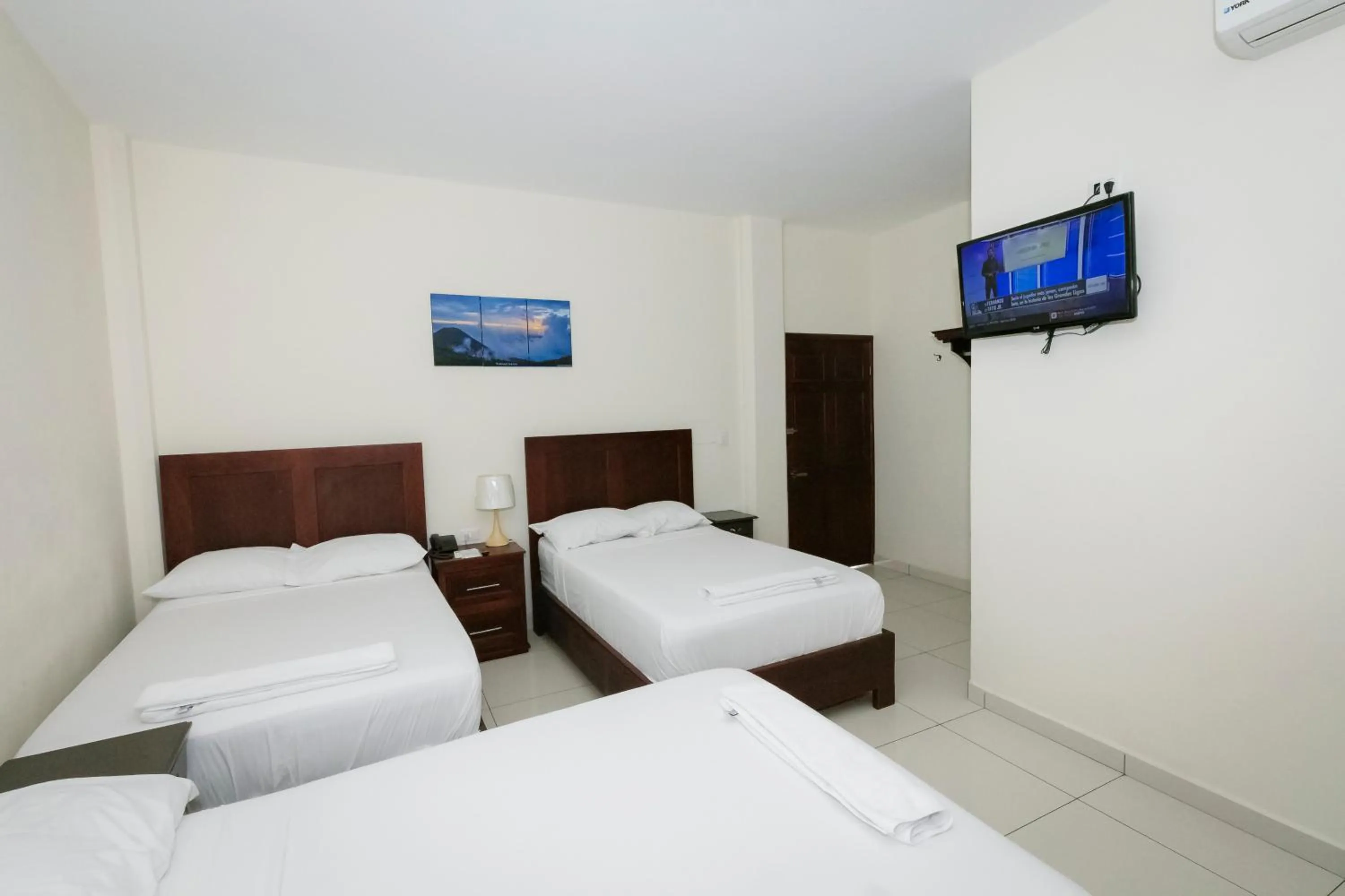 Bed in Hotel Mediterraneo Inn