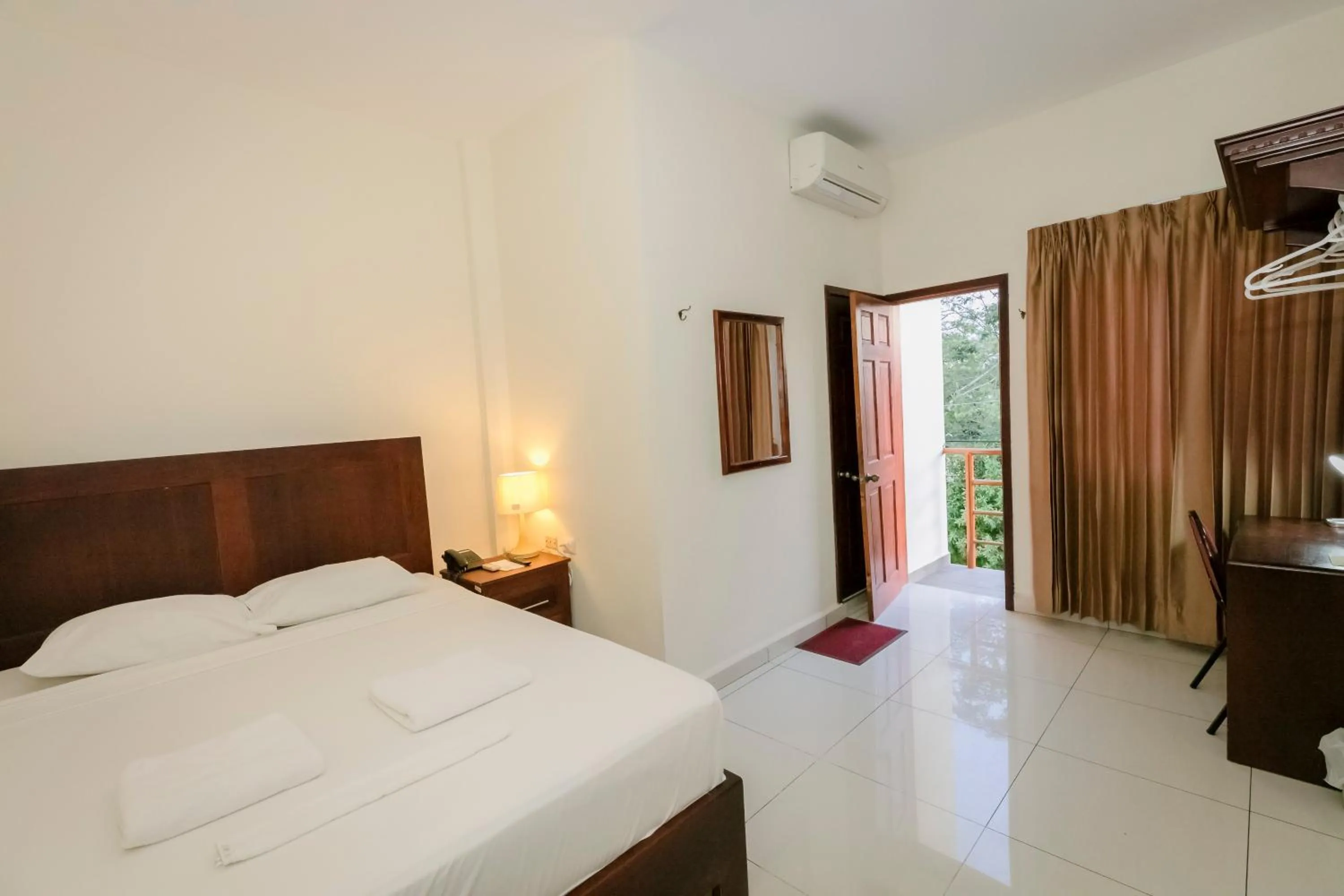 Bed in Hotel Mediterraneo Inn