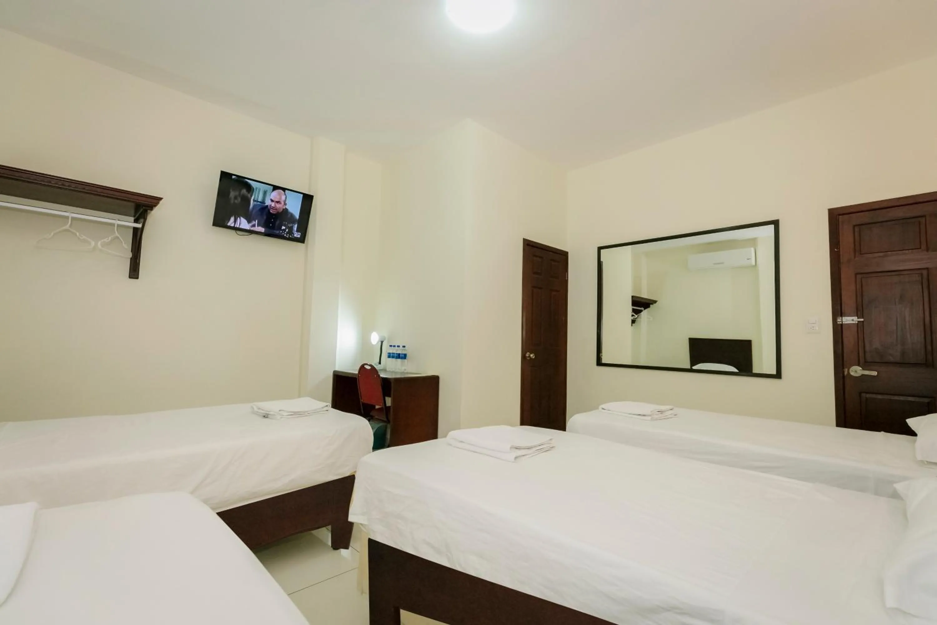 Bed in Hotel Mediterraneo Inn