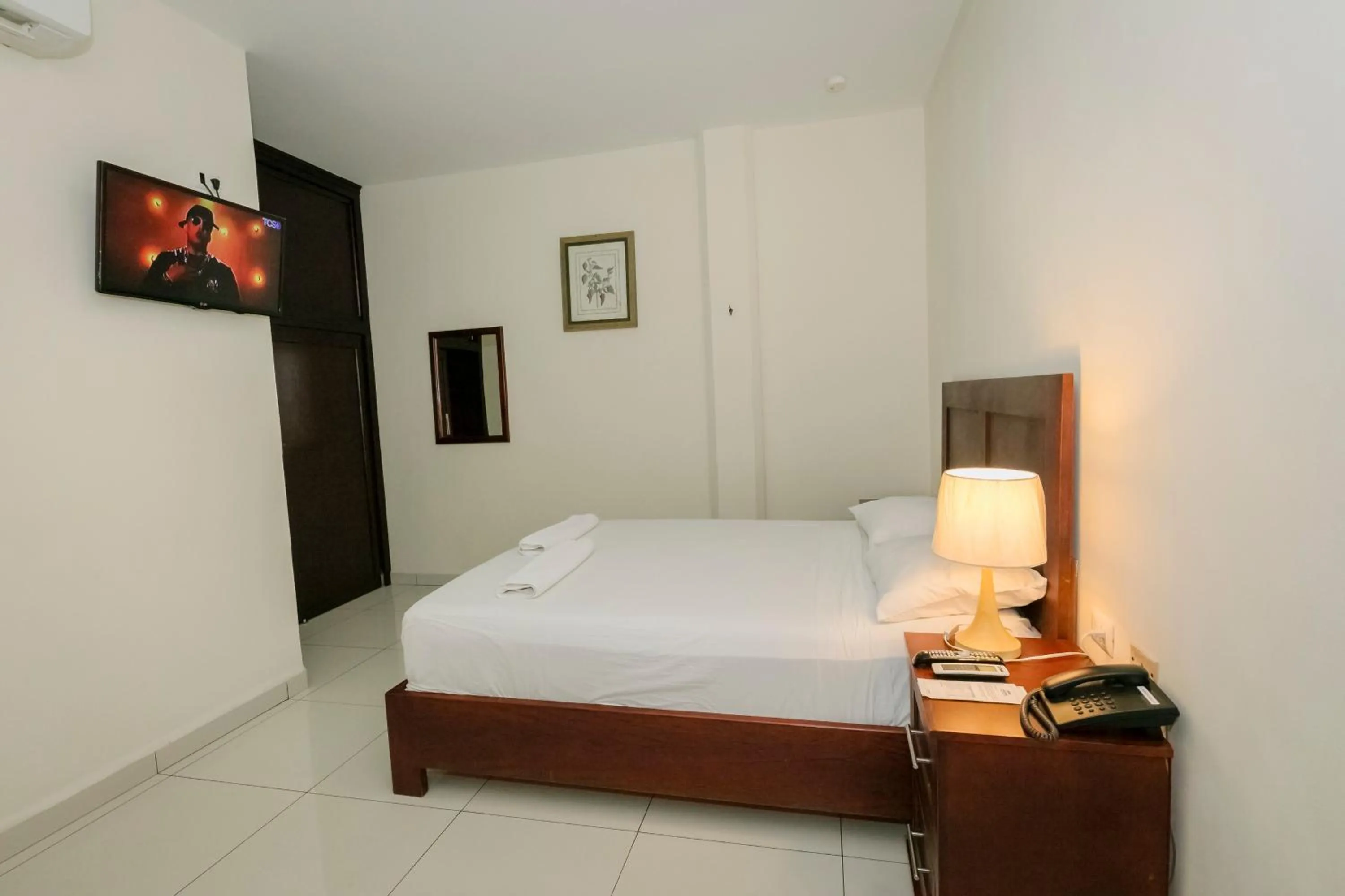 Bed in Hotel Mediterraneo Inn