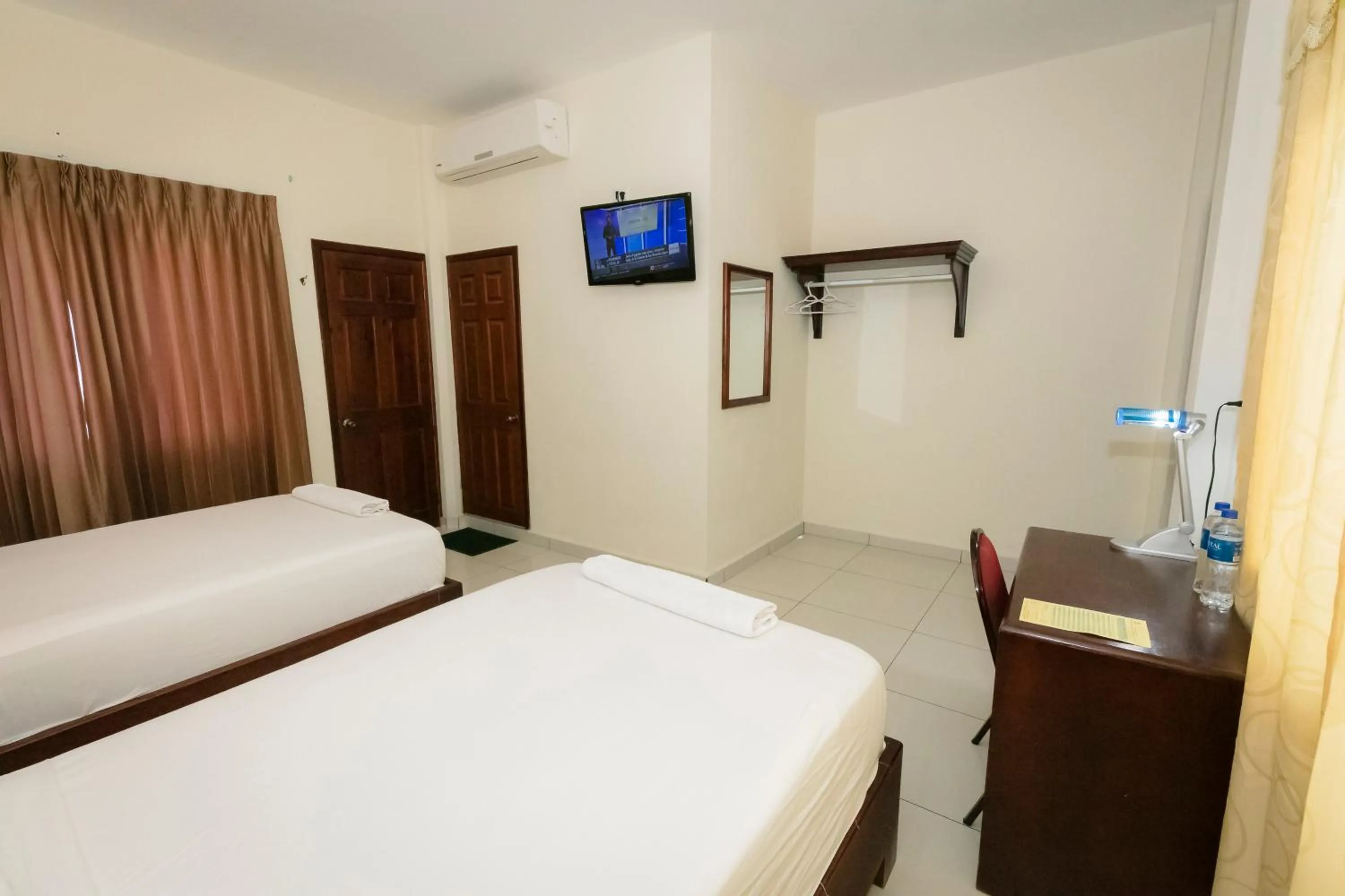 Bed in Hotel Mediterraneo Inn