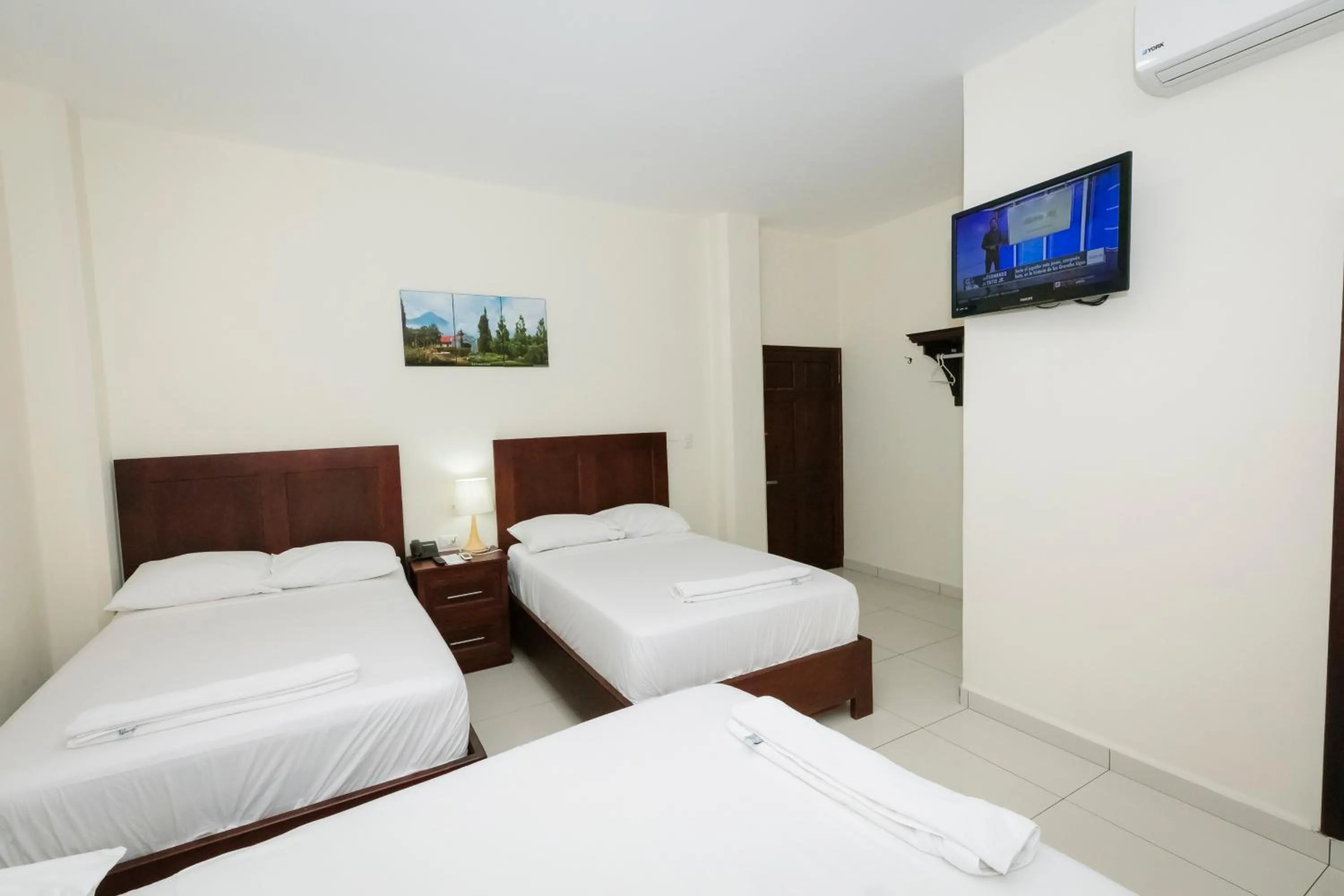 Bed in Hotel Mediterraneo Inn