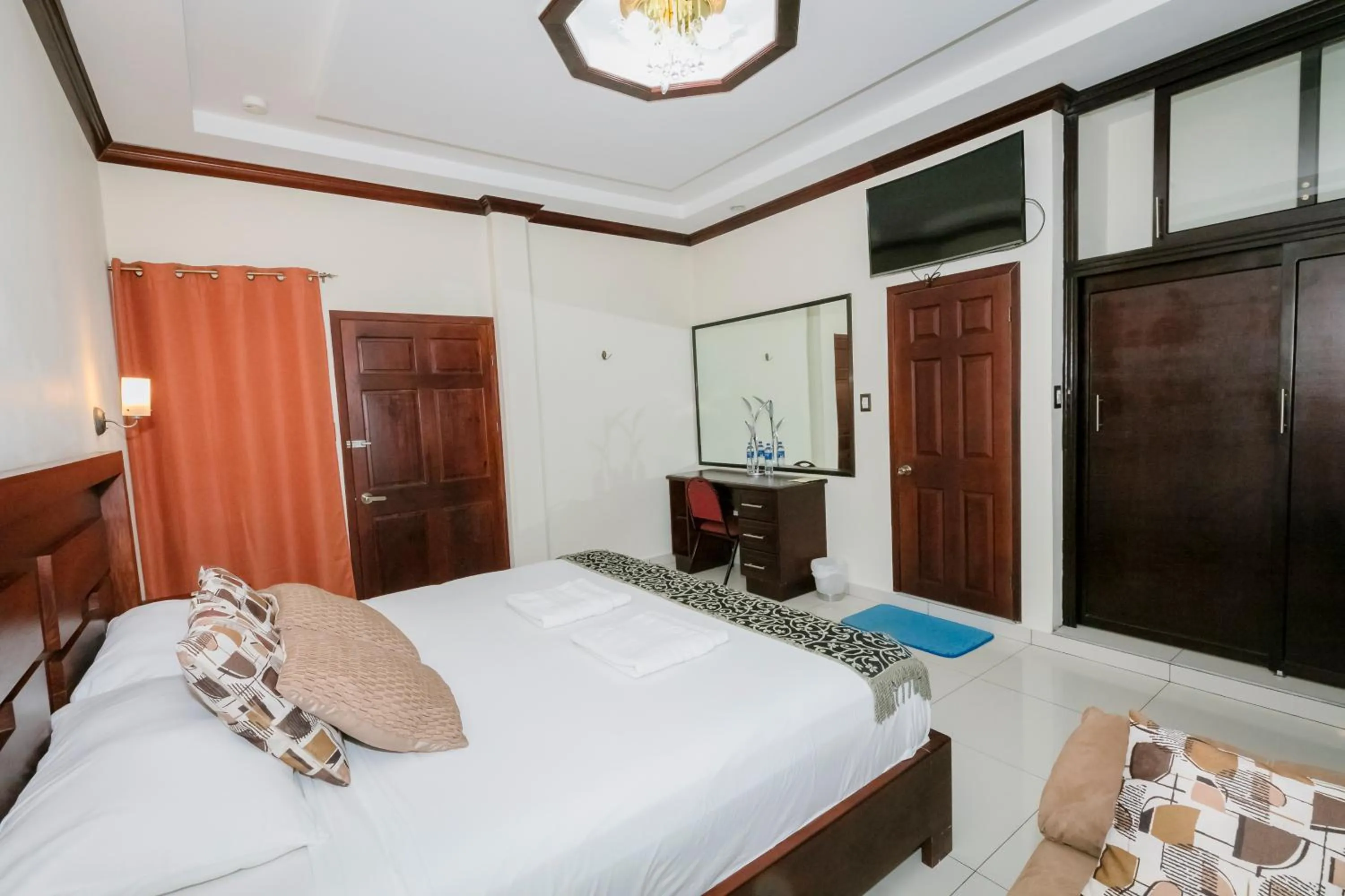 Bed in Hotel Mediterraneo Inn