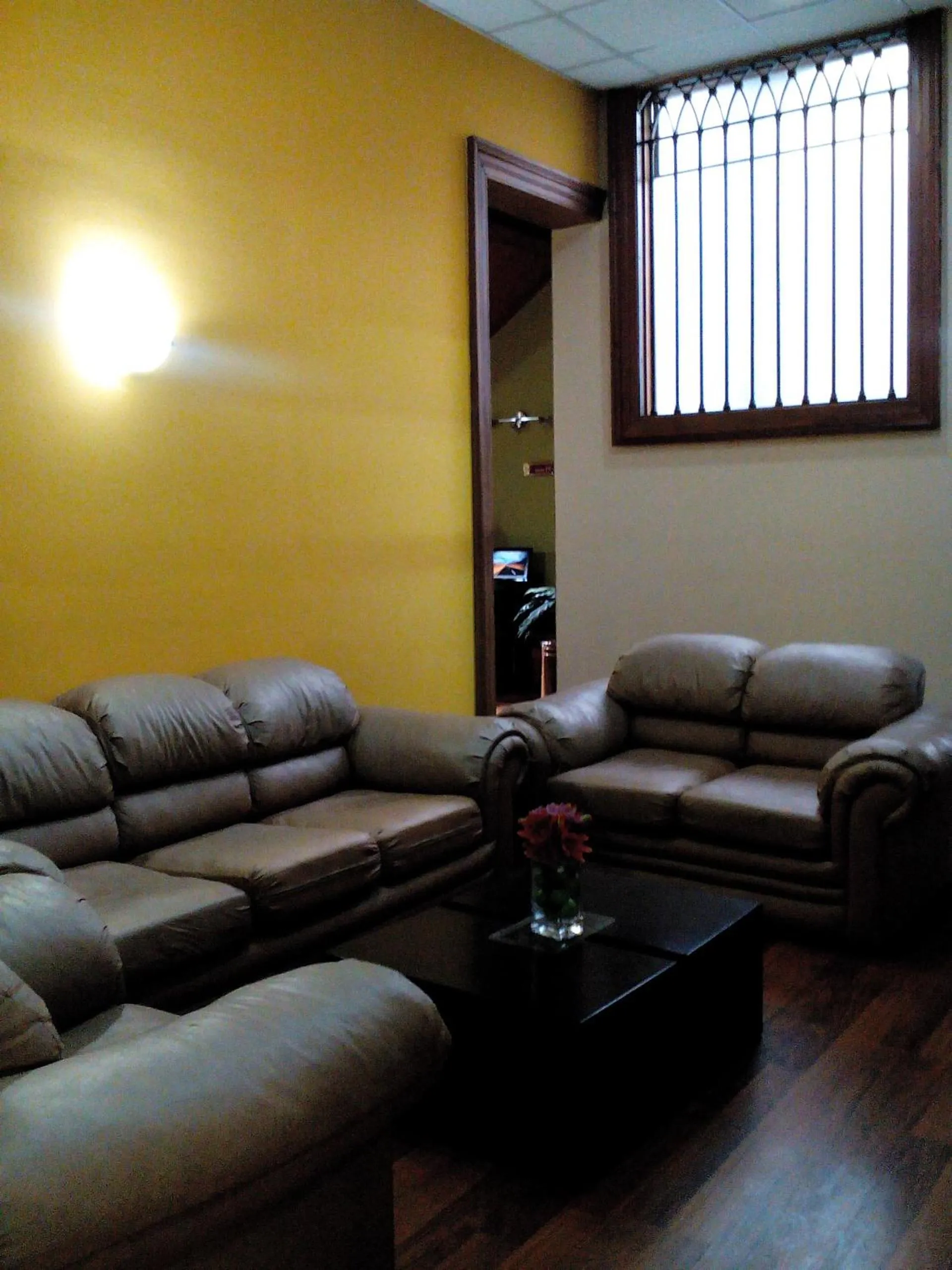 Communal lounge/ TV room in Hotel Inka Path