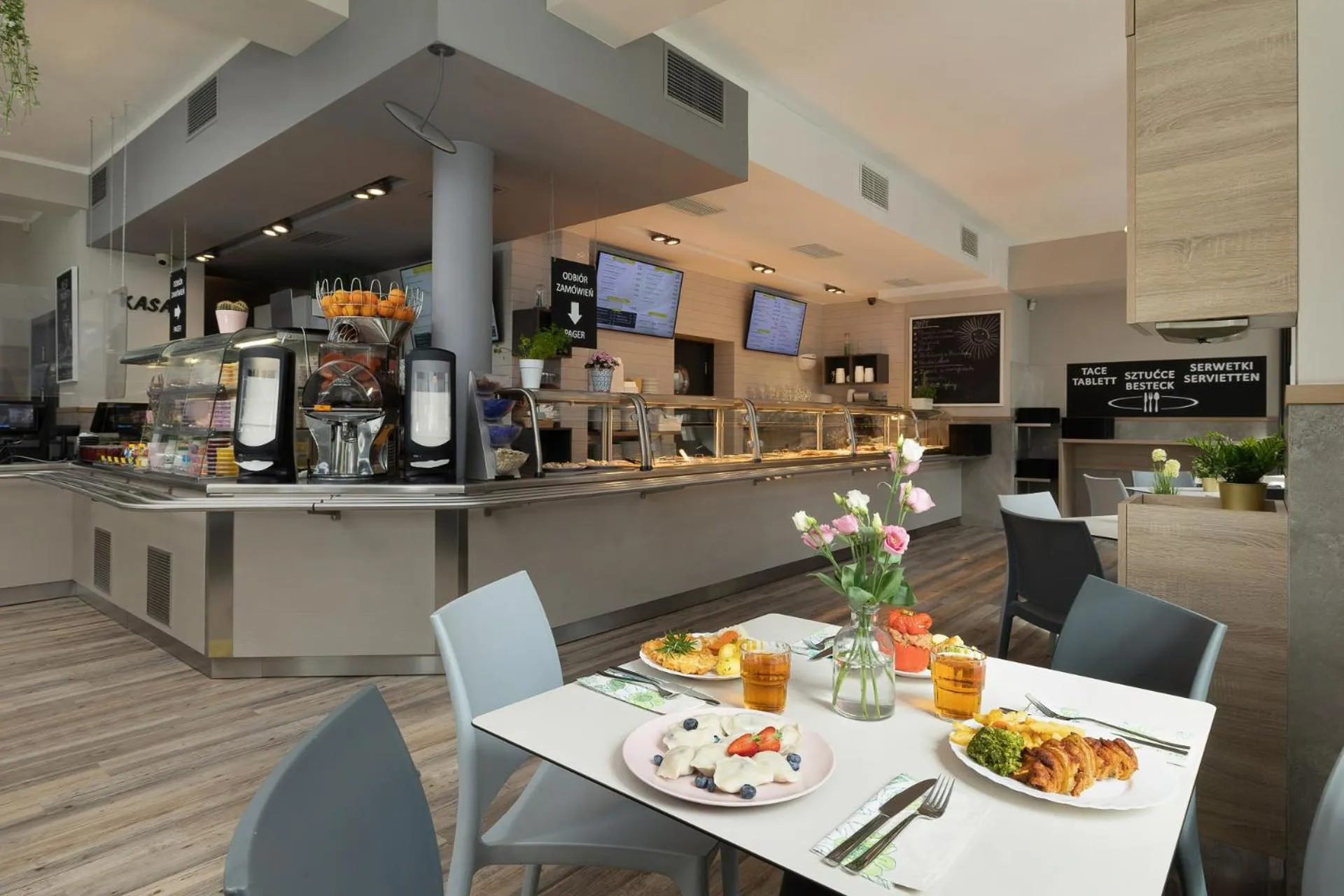 Restaurant/places to eat in Willa 777 Krasickiego