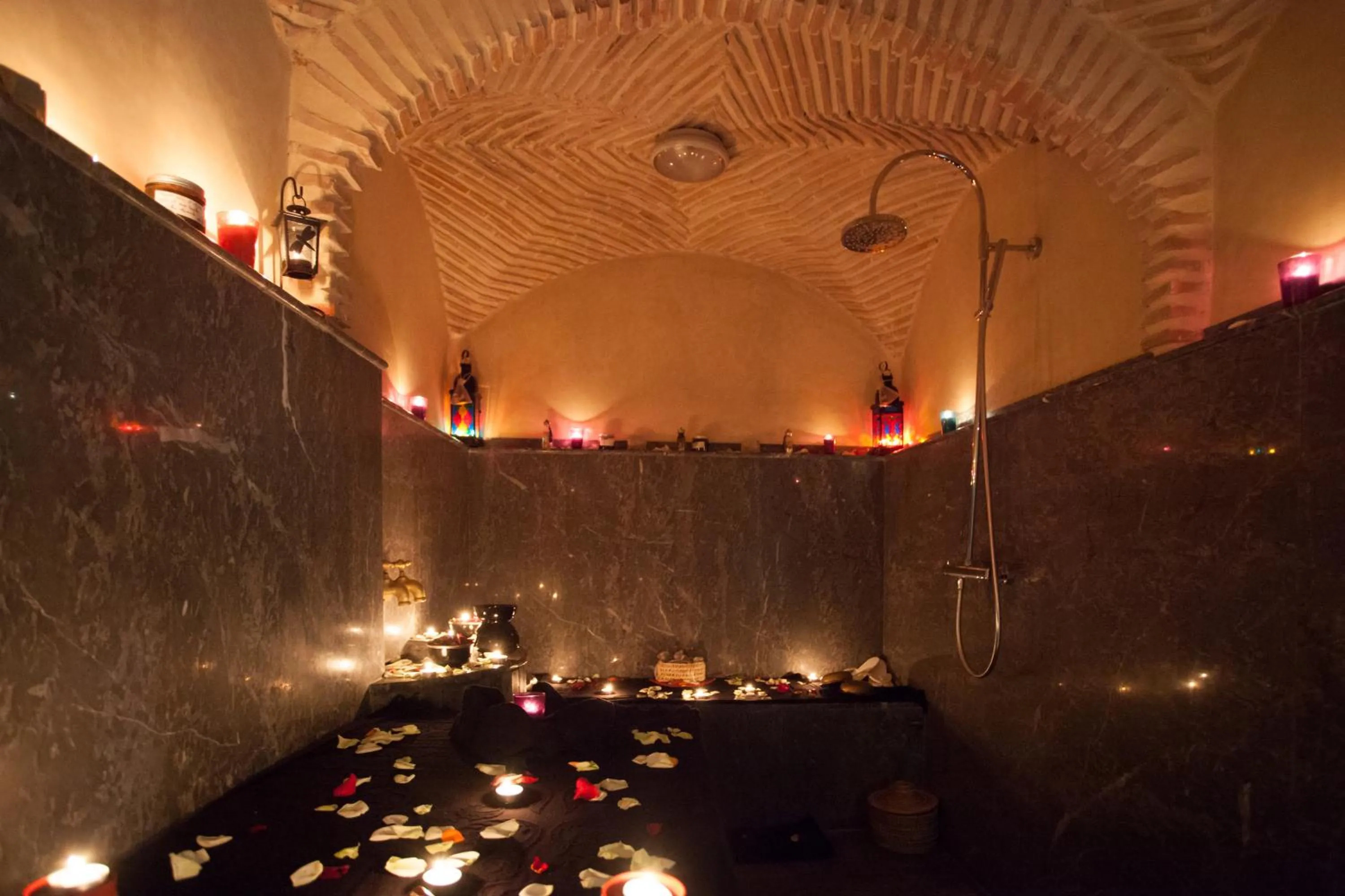 Steam room in Medina Loft & Spa