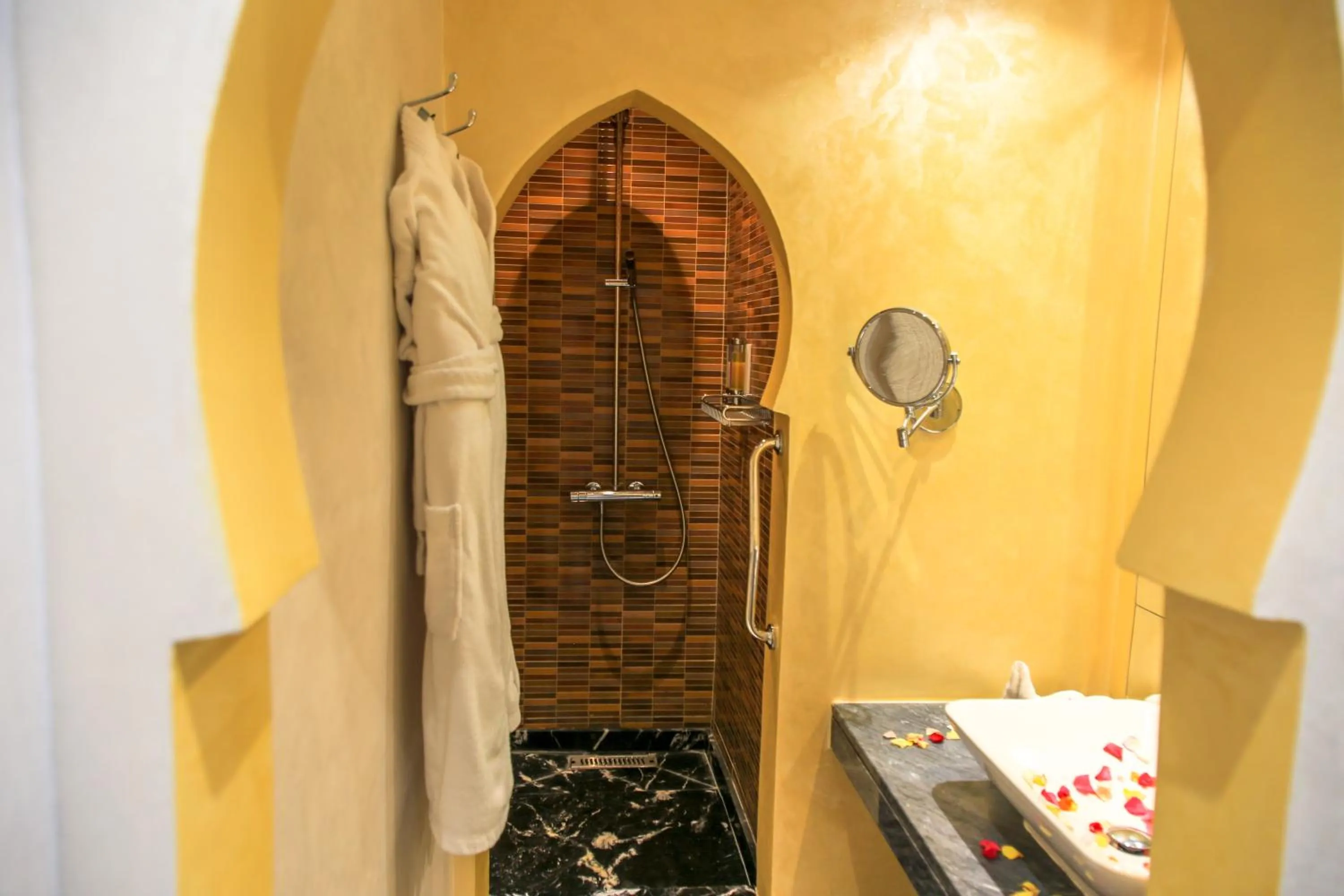 Shower in Medina Loft & Spa