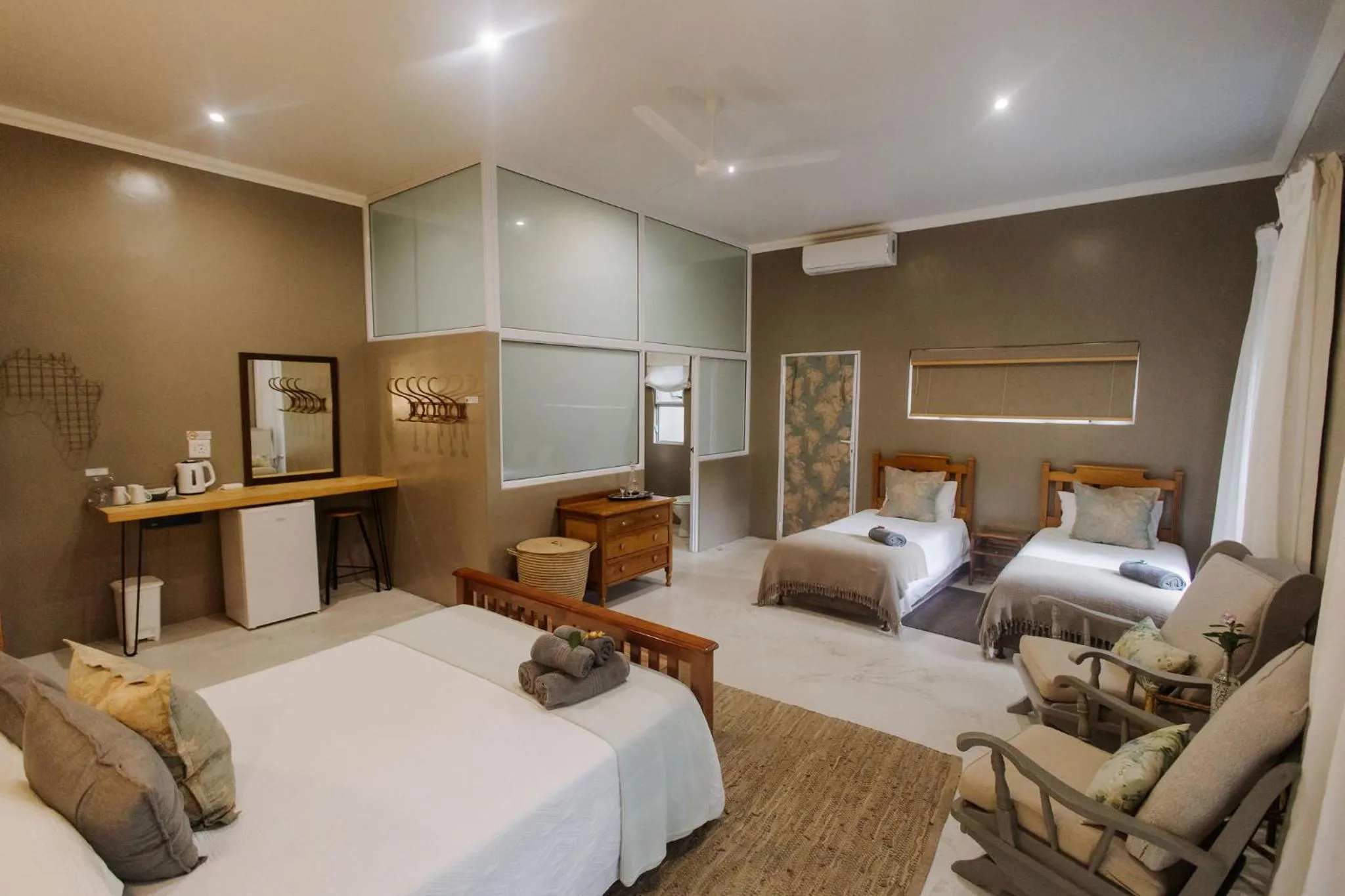 Photo of the whole room, Bed in iGwalagwala Guest House