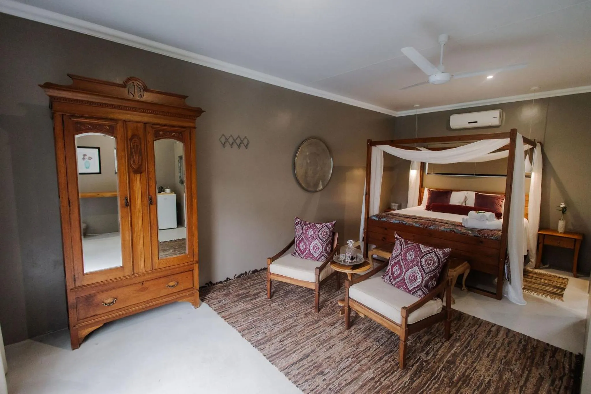 Photo of the whole room, Bed in iGwalagwala Guest House