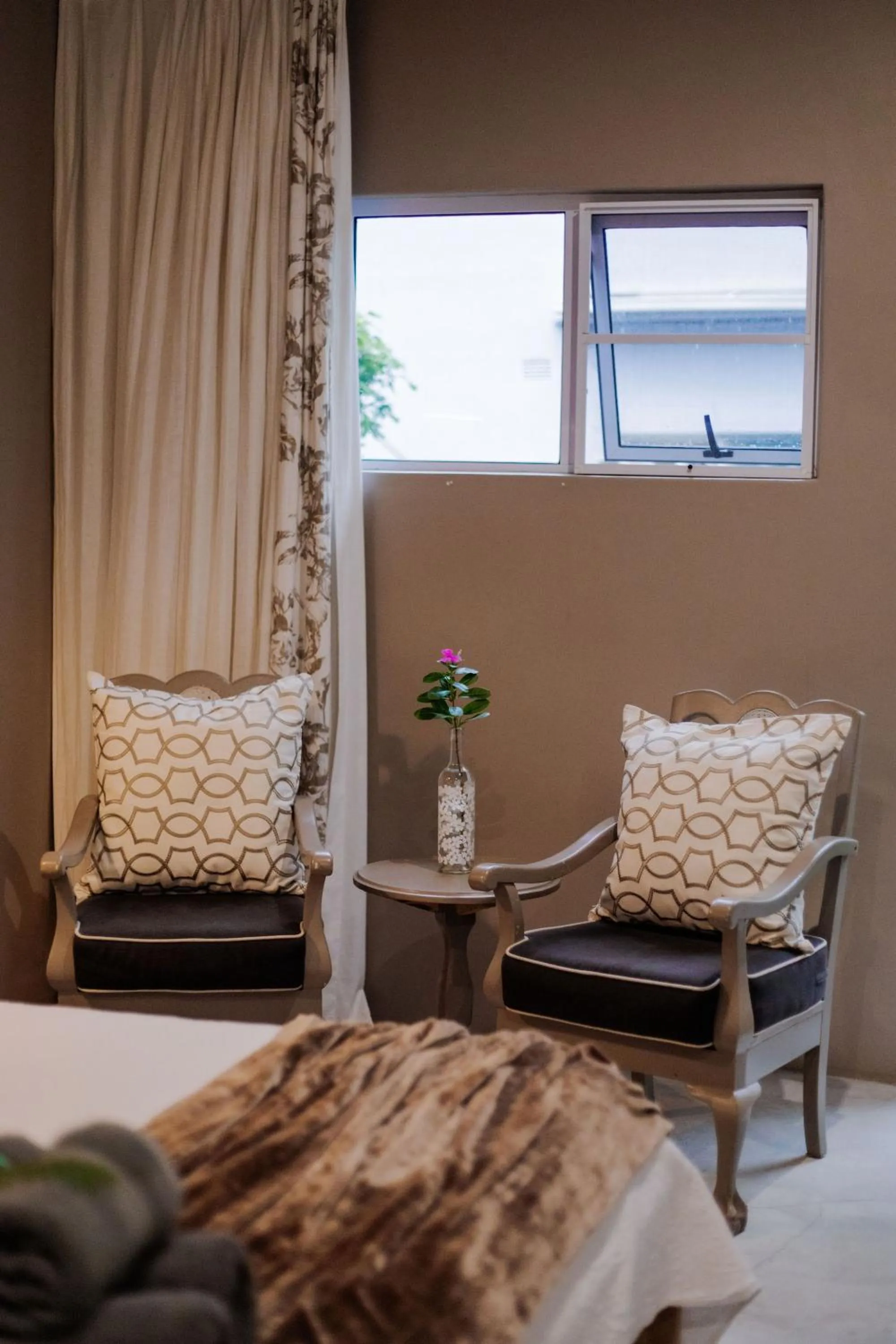 Seating area in iGwalagwala Guest House