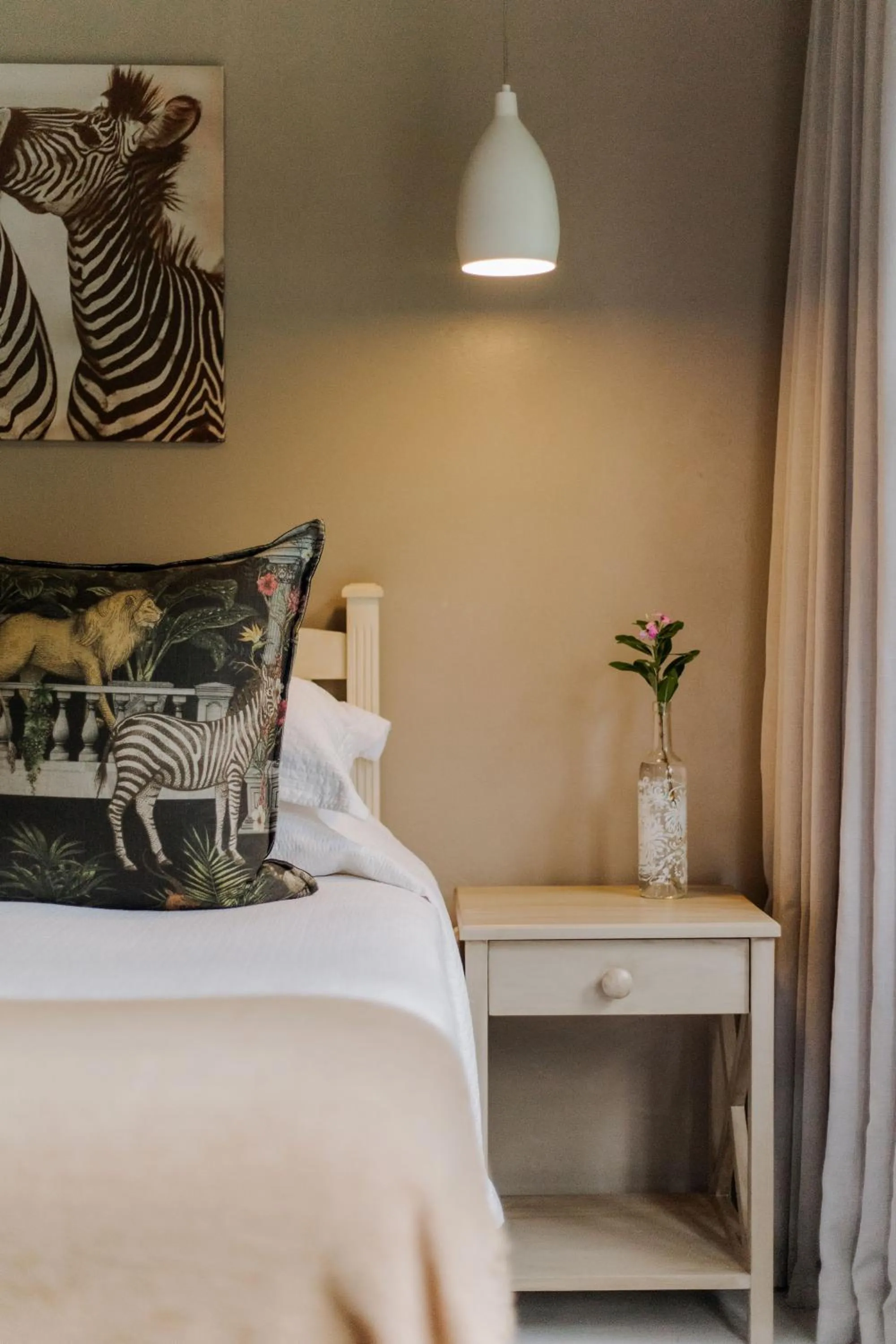 Decorative detail, Bed in iGwalagwala Guest House