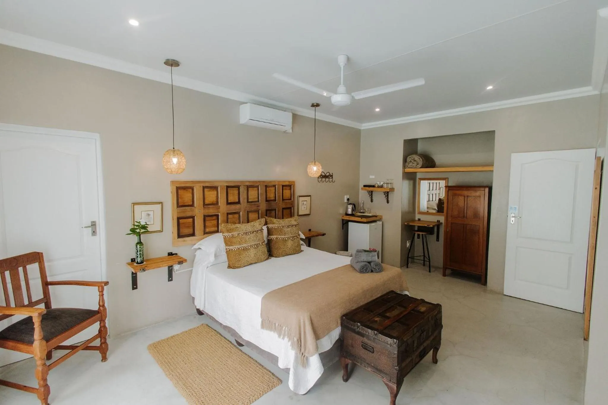 Photo of the whole room, Bed in iGwalagwala Guest House