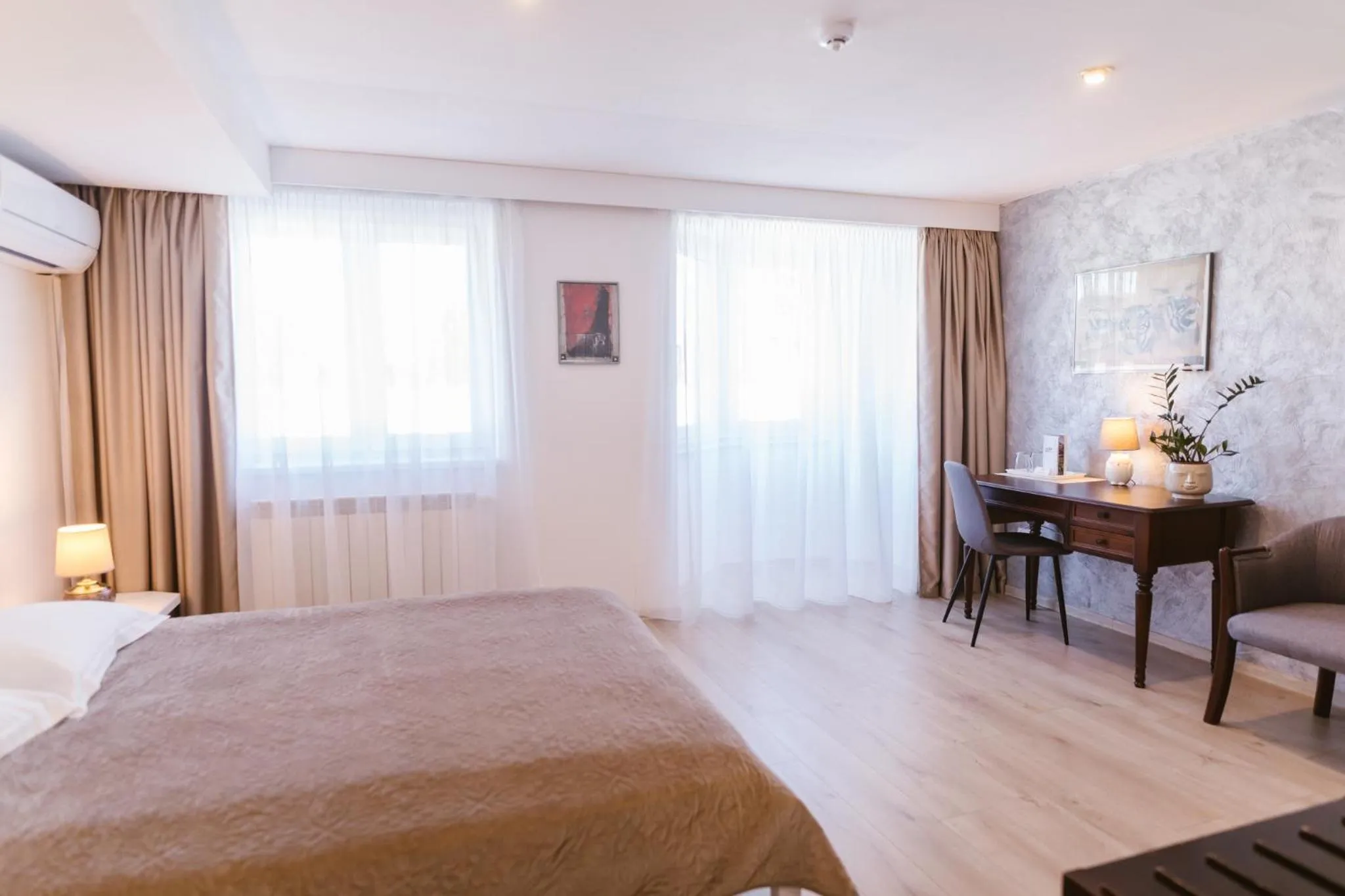 Photo of the whole room, Bed in Villa Helvetia