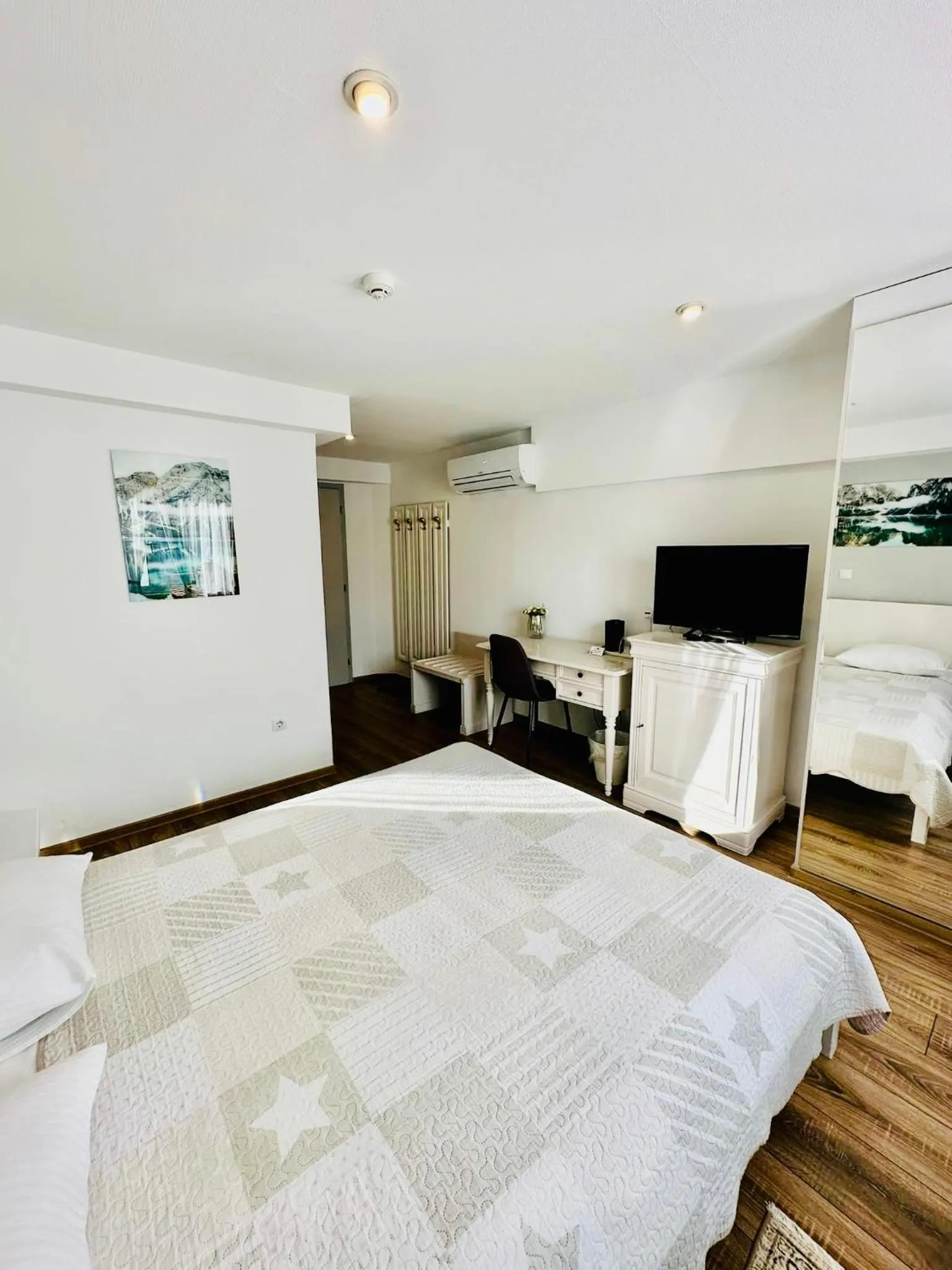 Photo of the whole room, Bed in Villa Helvetia