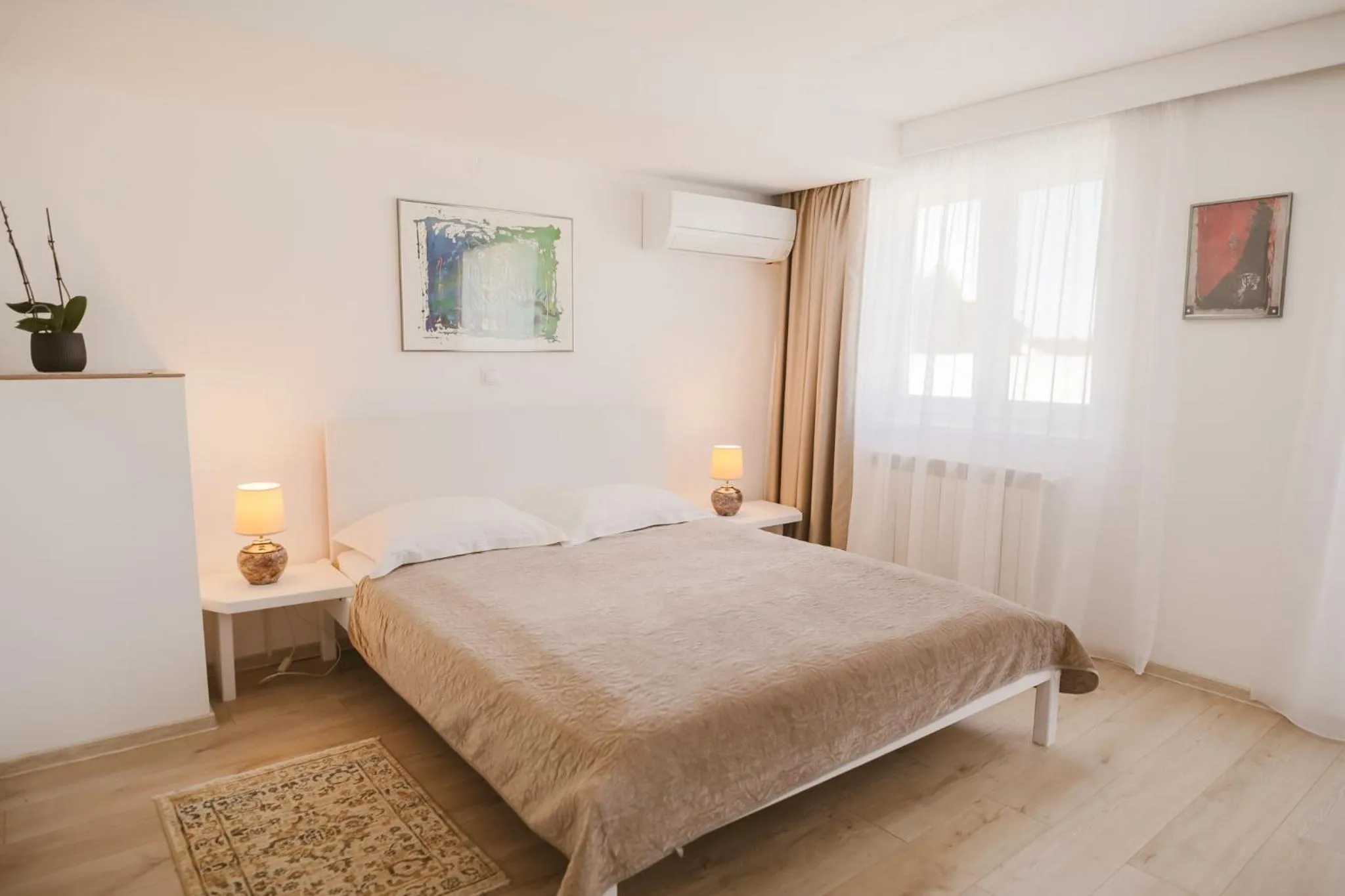 Photo of the whole room, Bed in Villa Helvetia