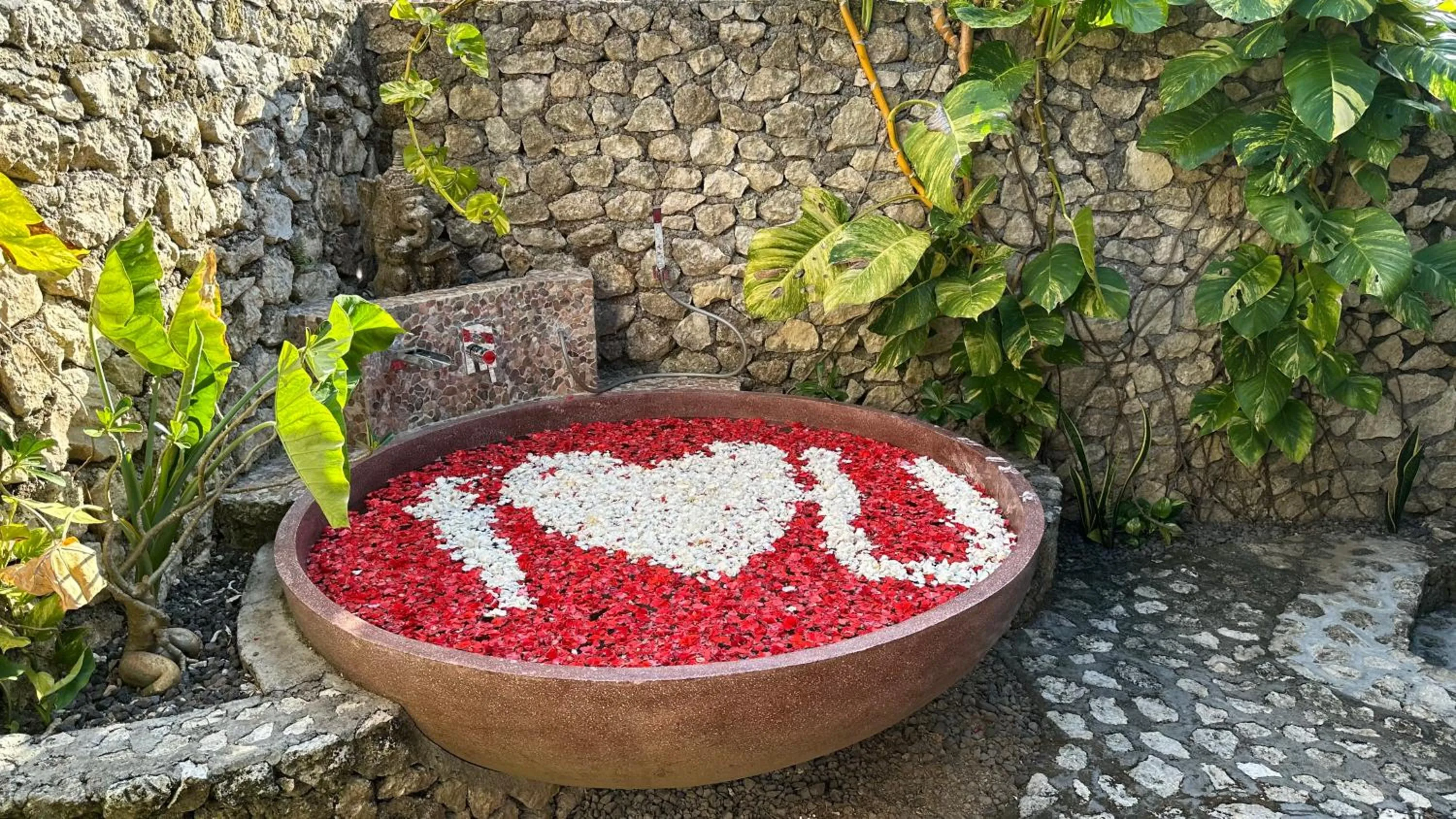 Bath in Jungle Paradise