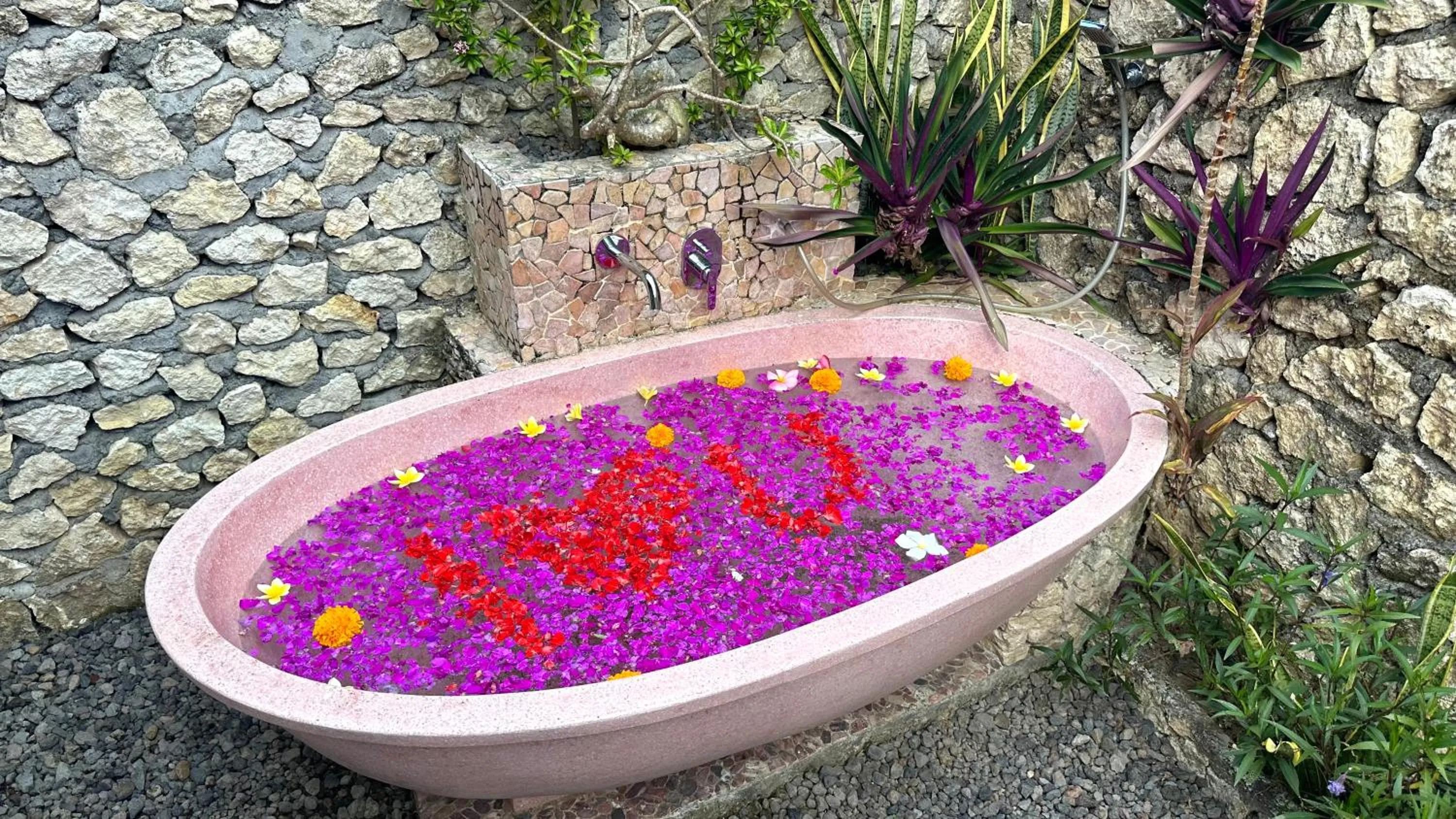 Bath in Jungle Paradise