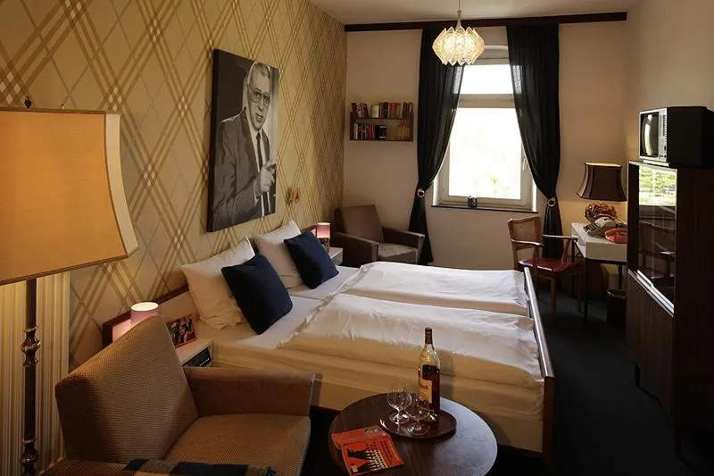 Photo of the whole room, Bed in EIFELkrimihotel