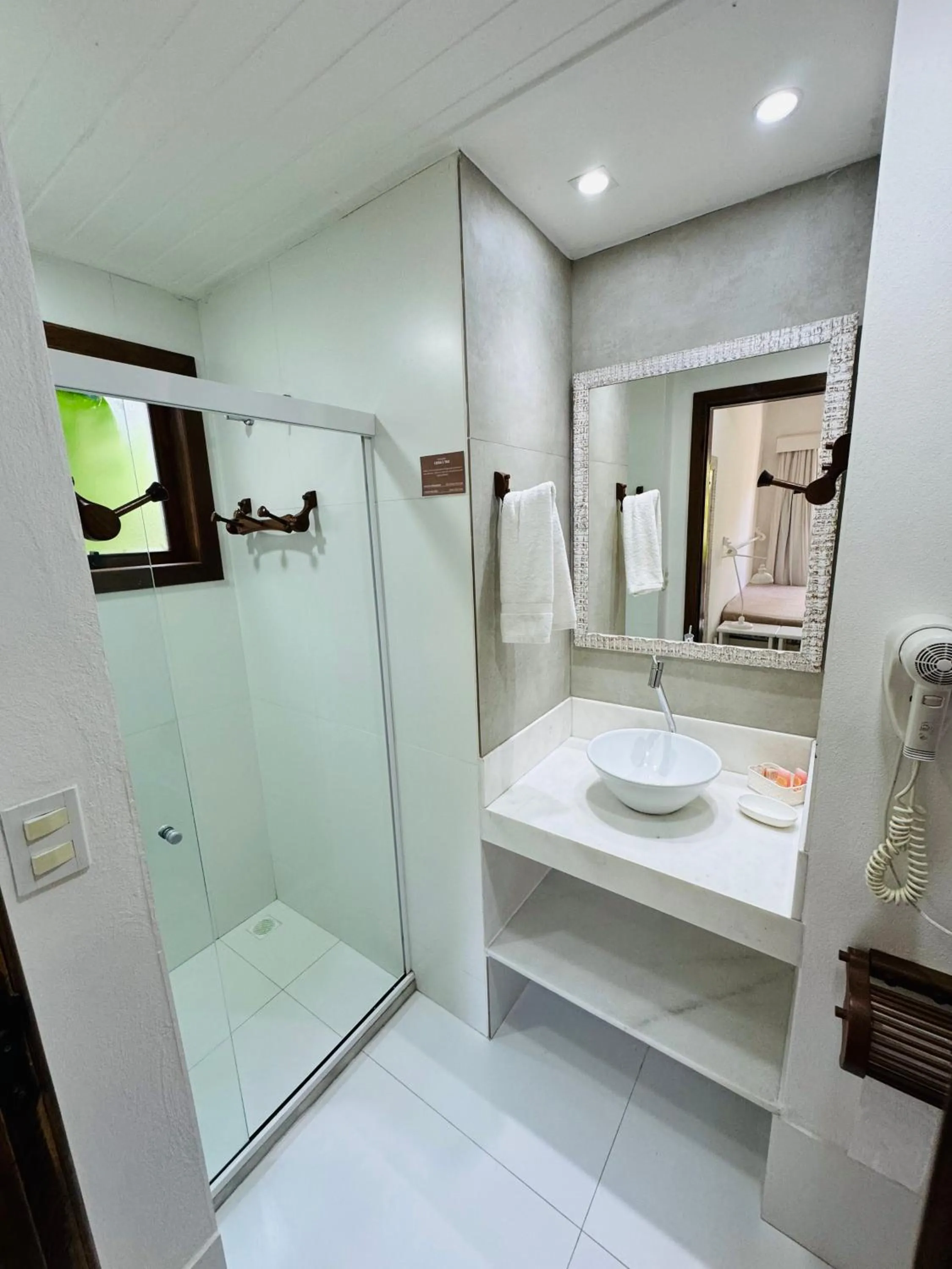 Shower, Bed in Pousada Coisa e Tao