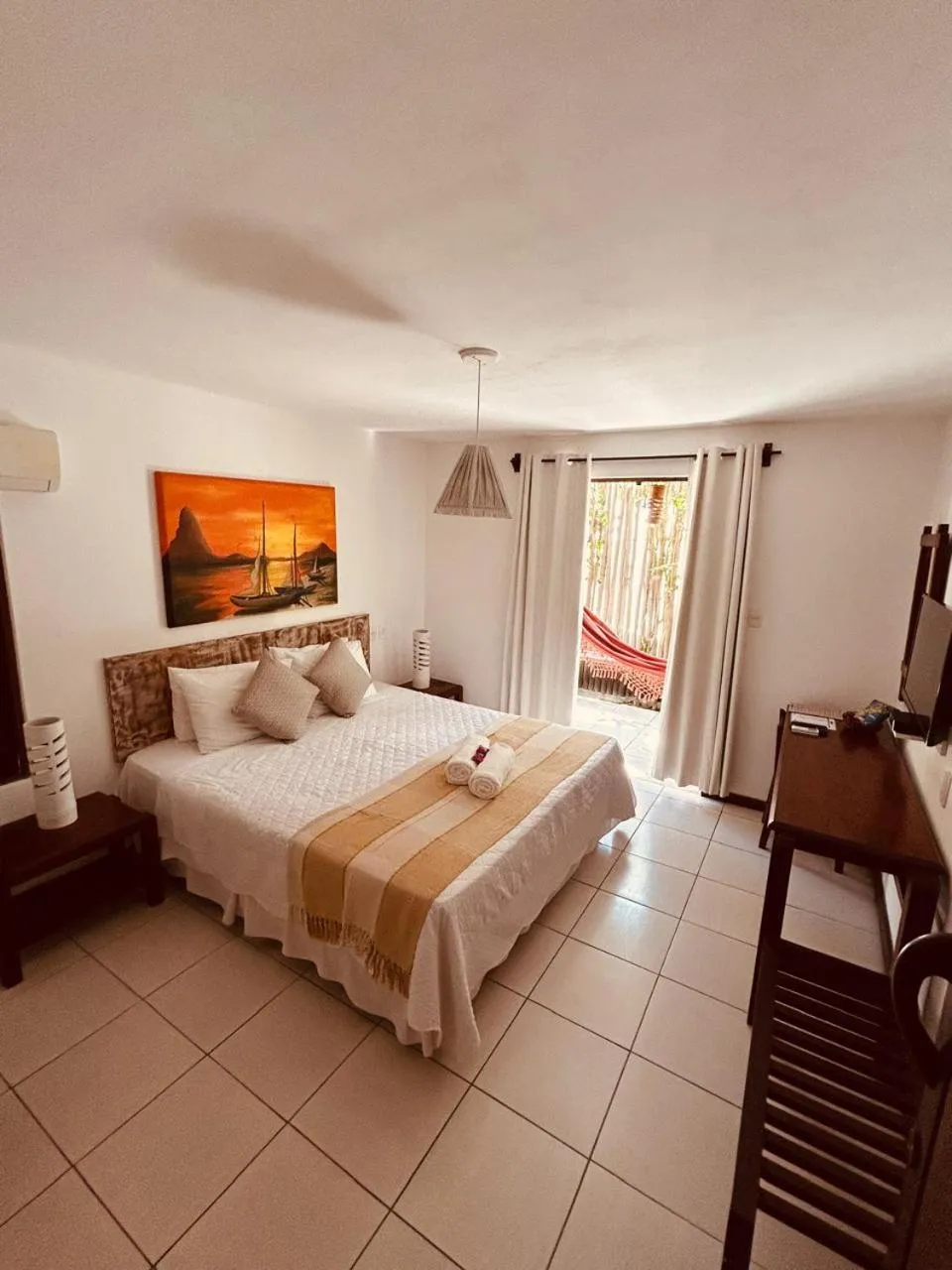 Photo of the whole room, Bed in Pousada Coisa e Tao