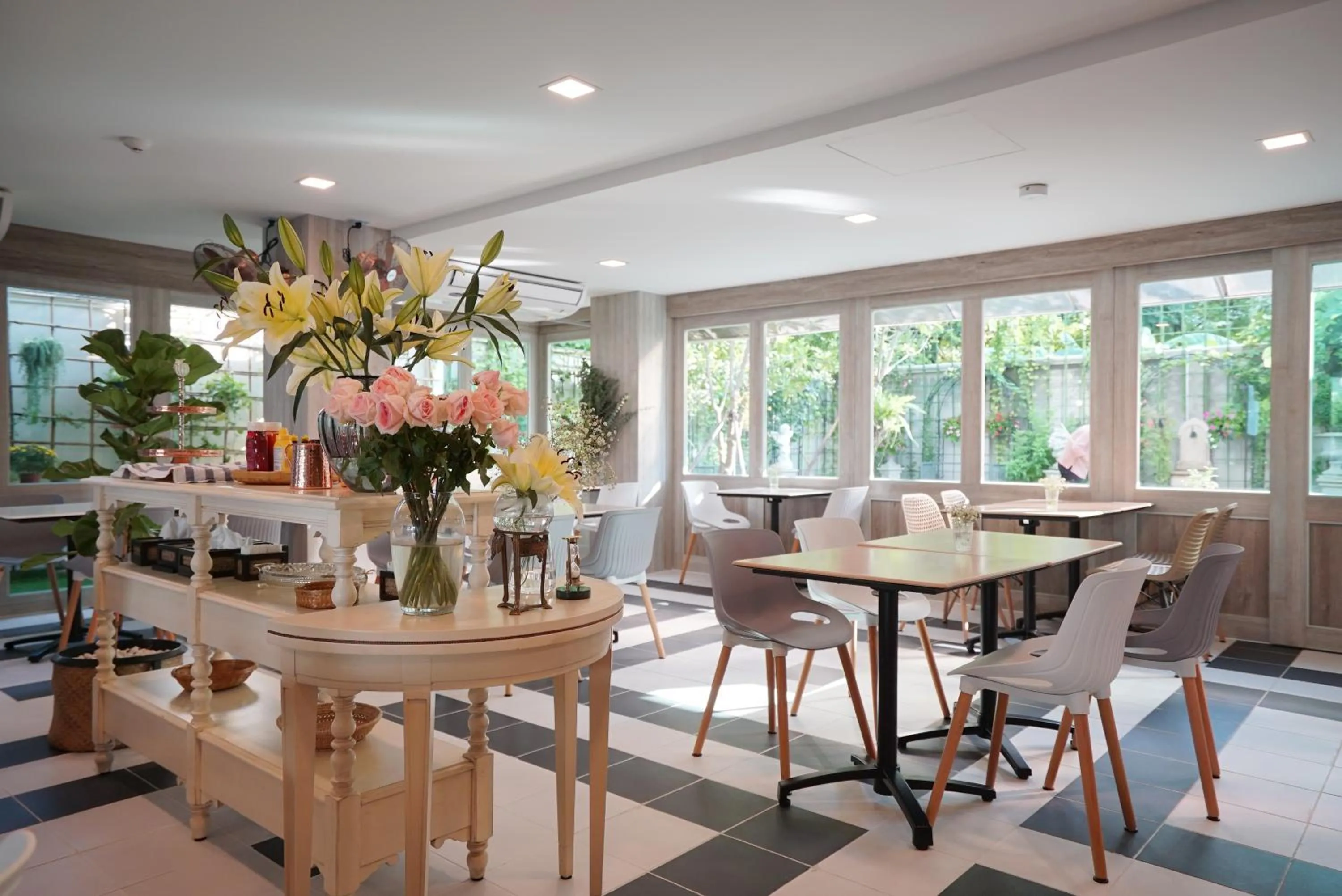 Restaurant/places to eat in The Qube fifty Hotel