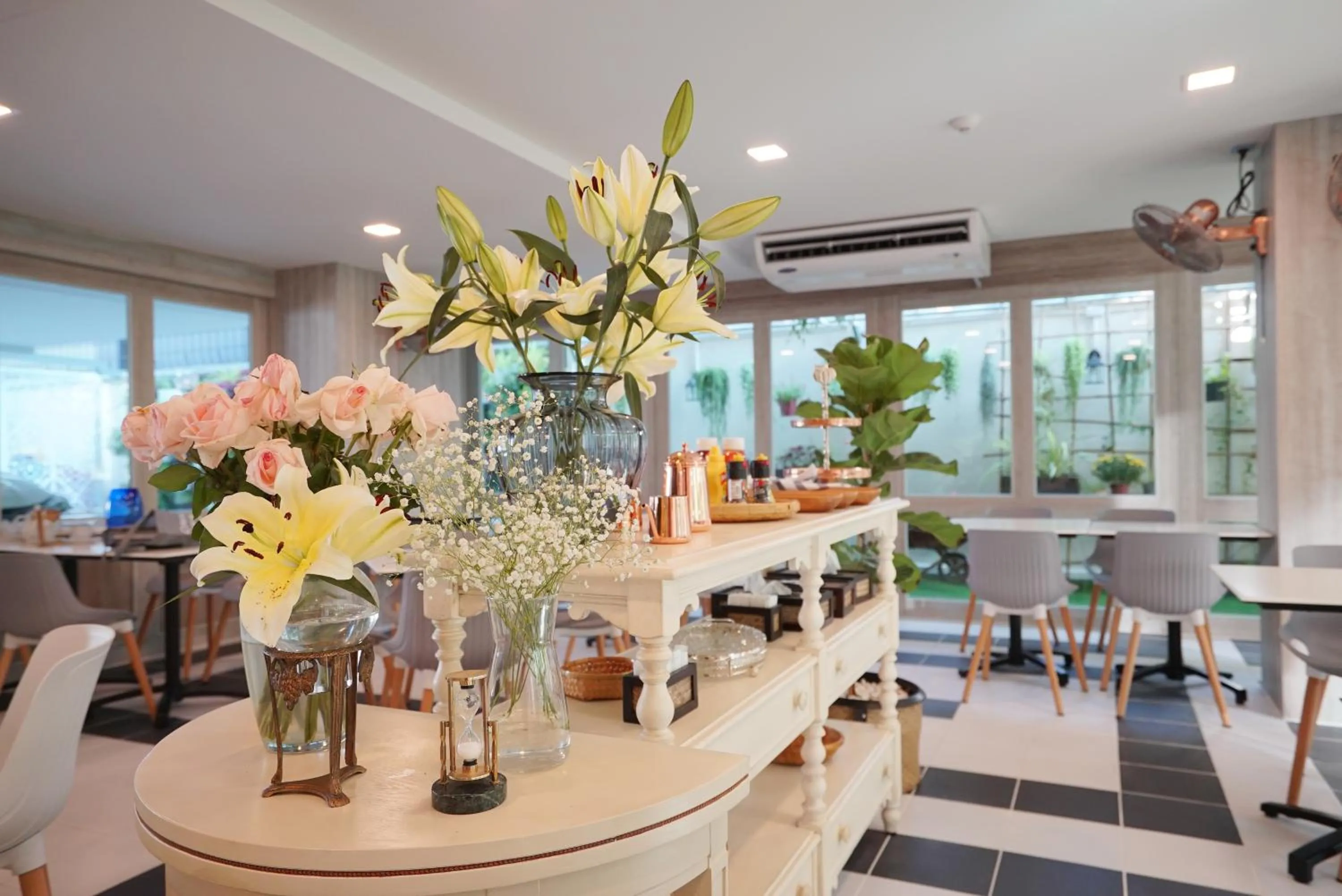 Restaurant/places to eat in The Qube fifty Hotel