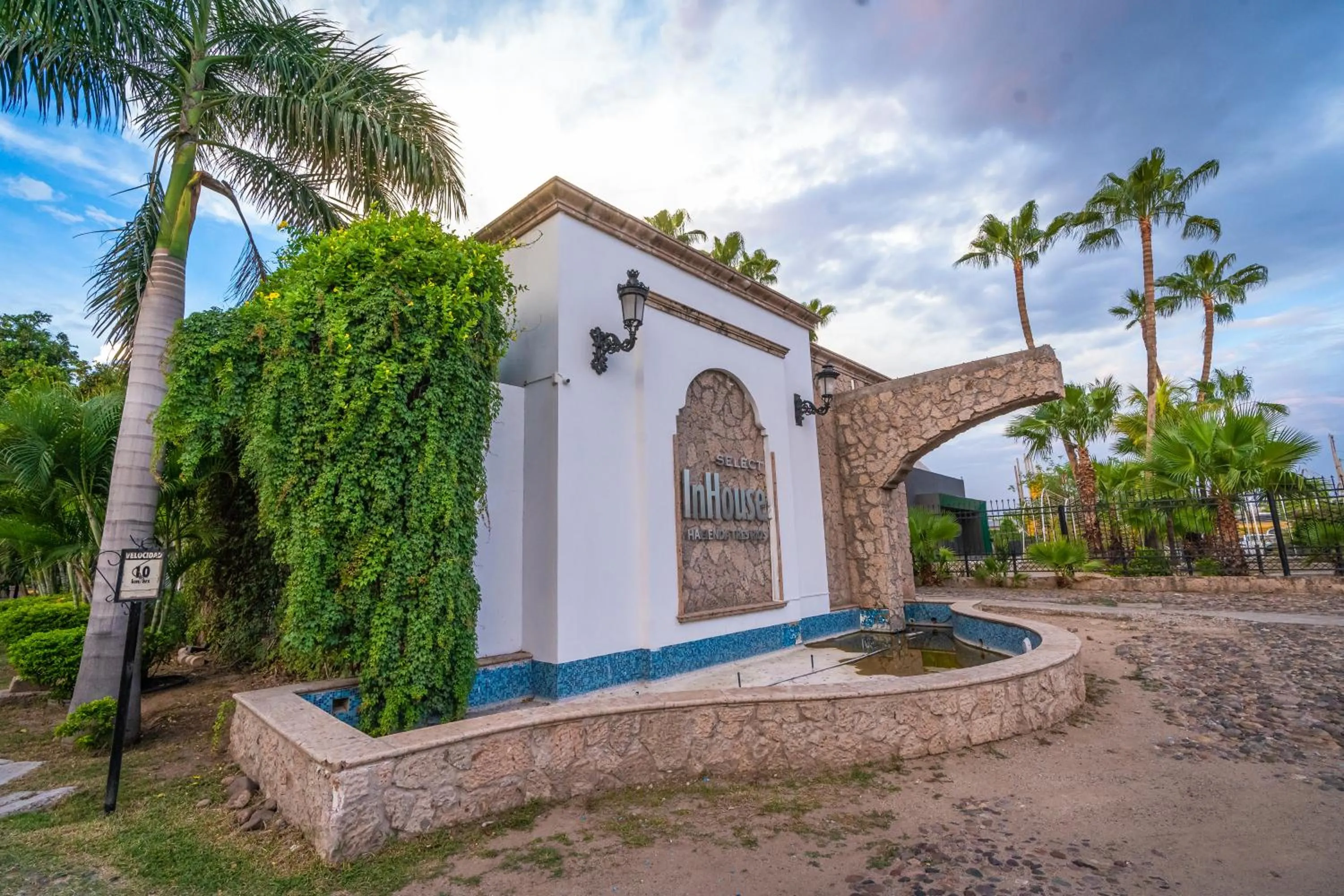 Facade/entrance in InHouse Select Hacienda Tres Rios Hotel Culiacán