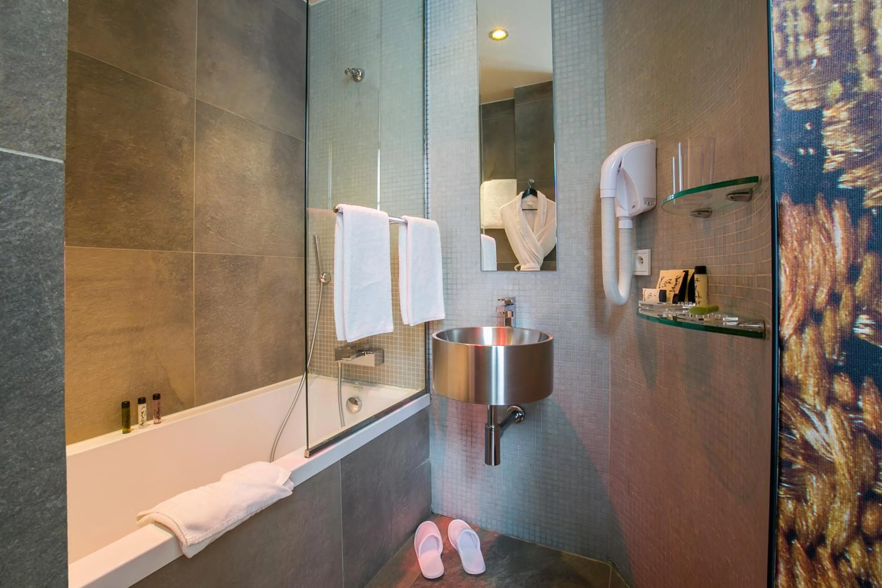 Bathroom in Hôtel Le Bellechasse Saint-Germain