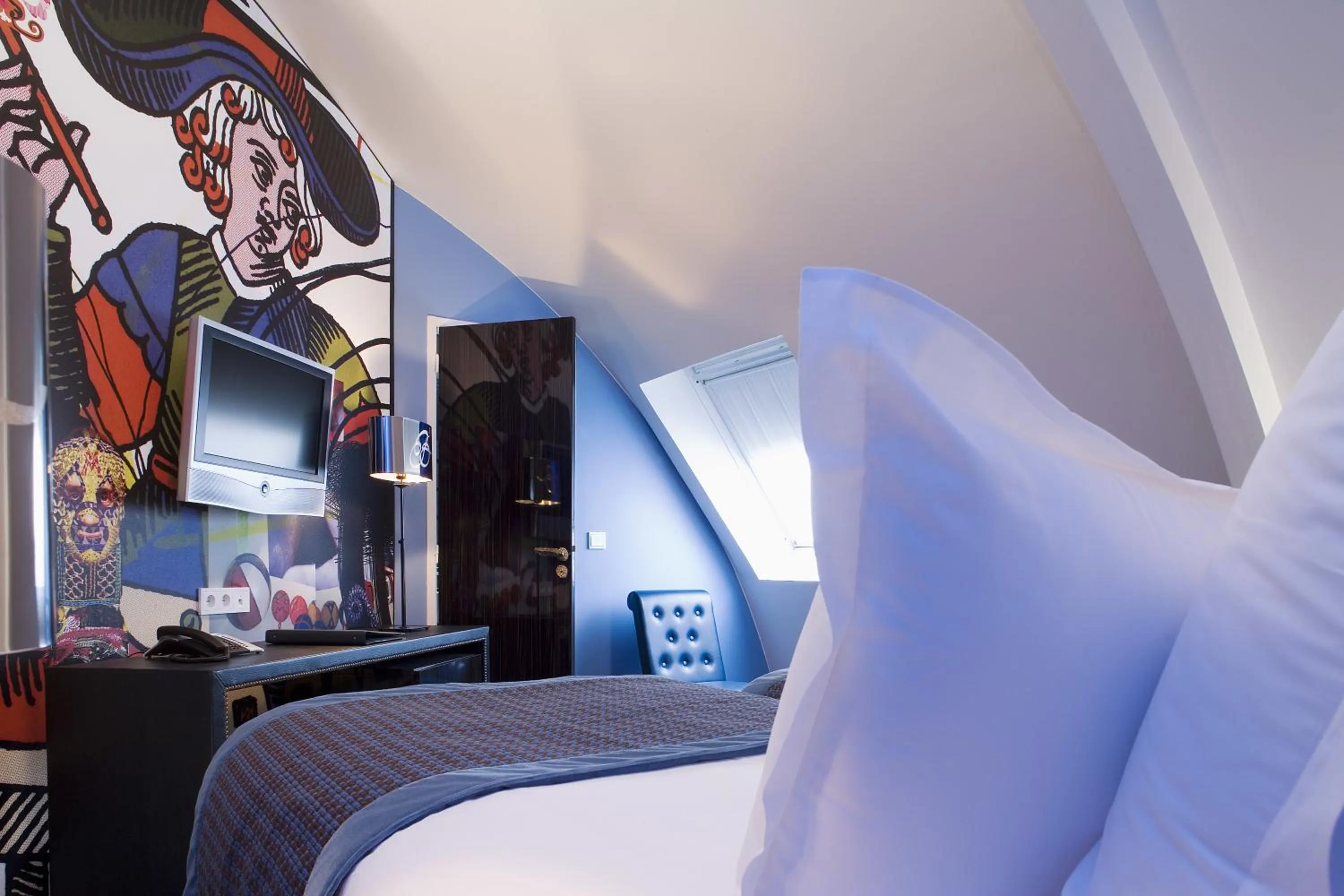 Bed in Hôtel Le Bellechasse Saint-Germain