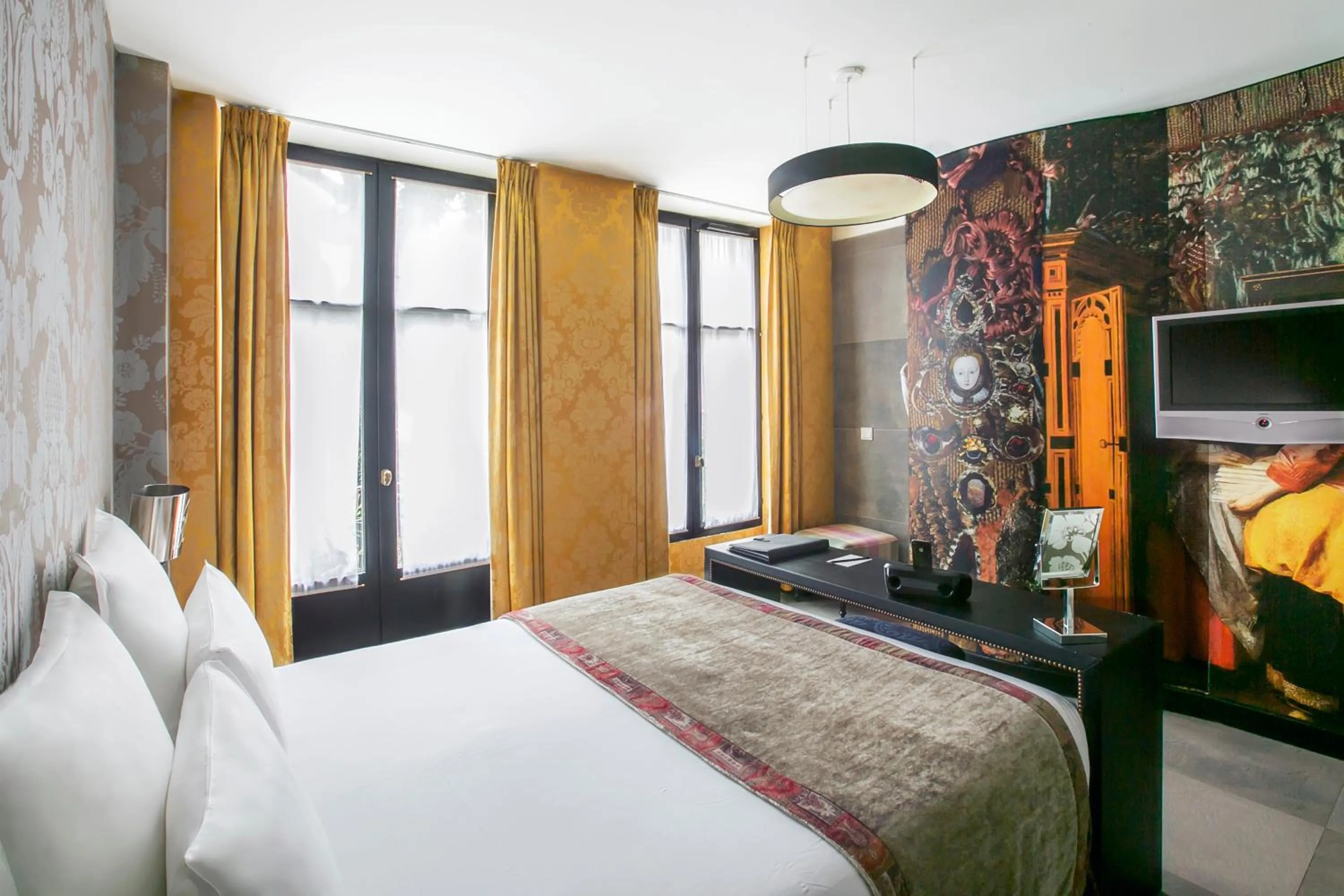 Bedroom, Bed in Hôtel Le Bellechasse Saint-Germain