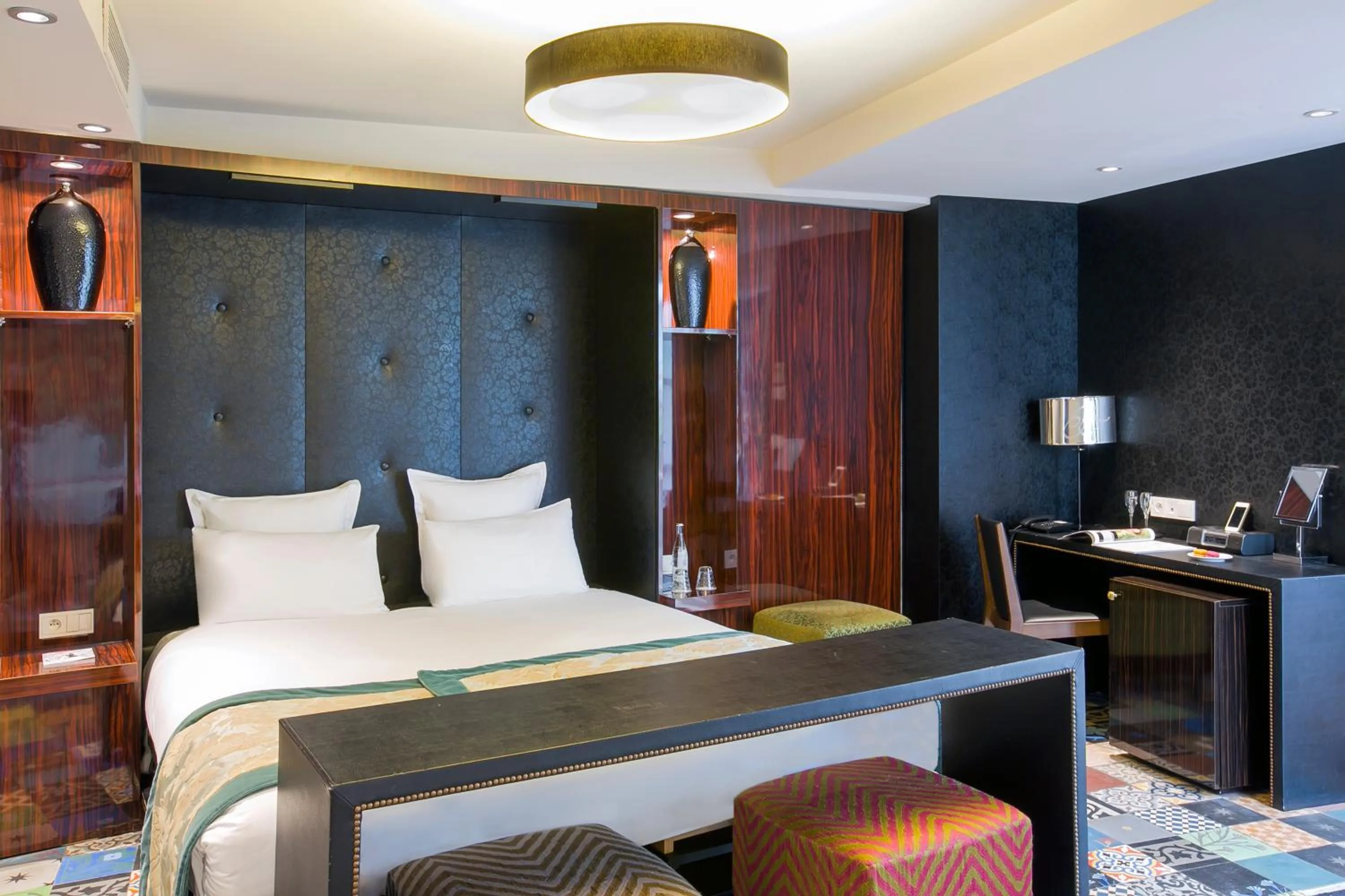 Bed in Hôtel Le Bellechasse Saint-Germain