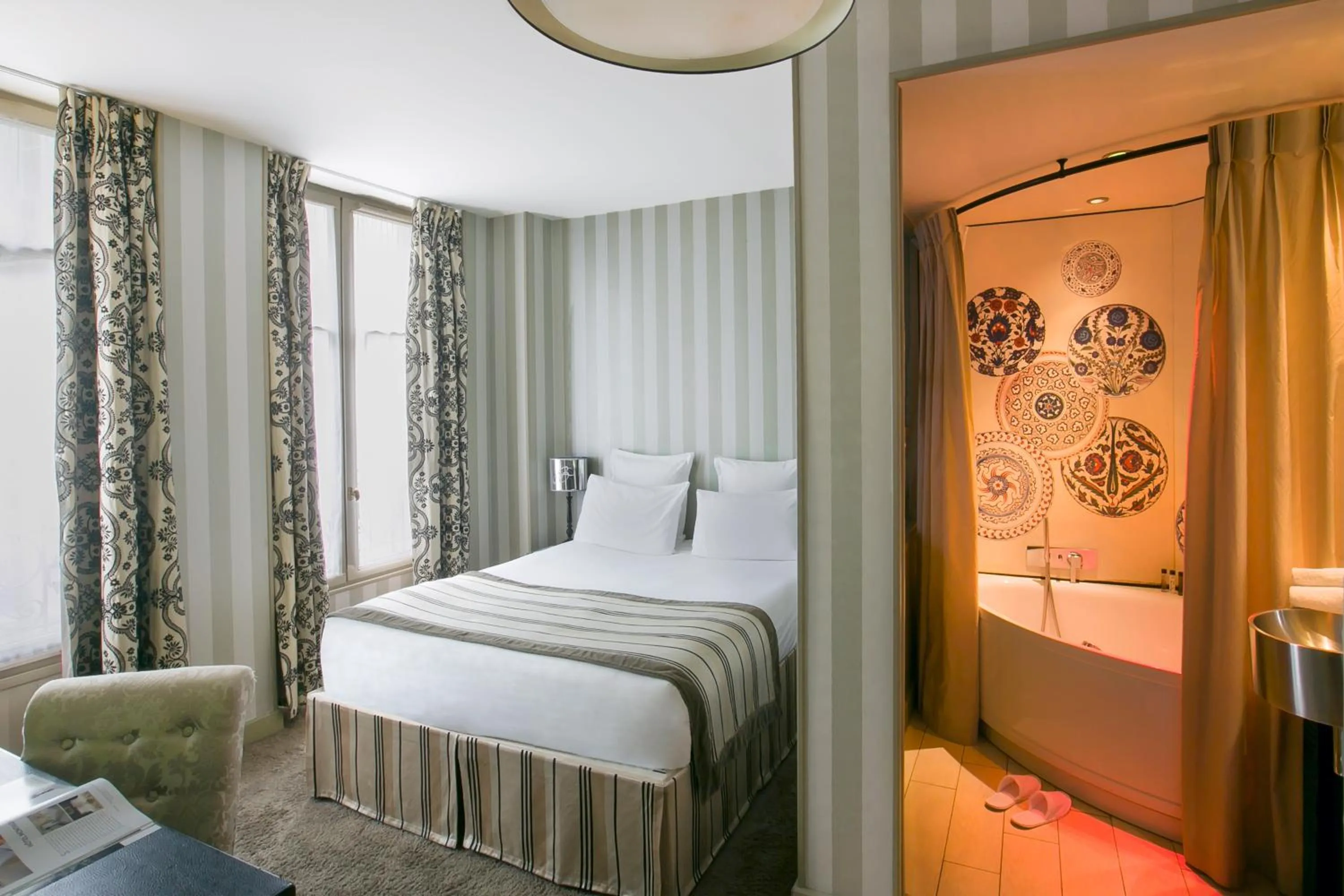 Bedroom, Bed in Hôtel Le Bellechasse Saint-Germain