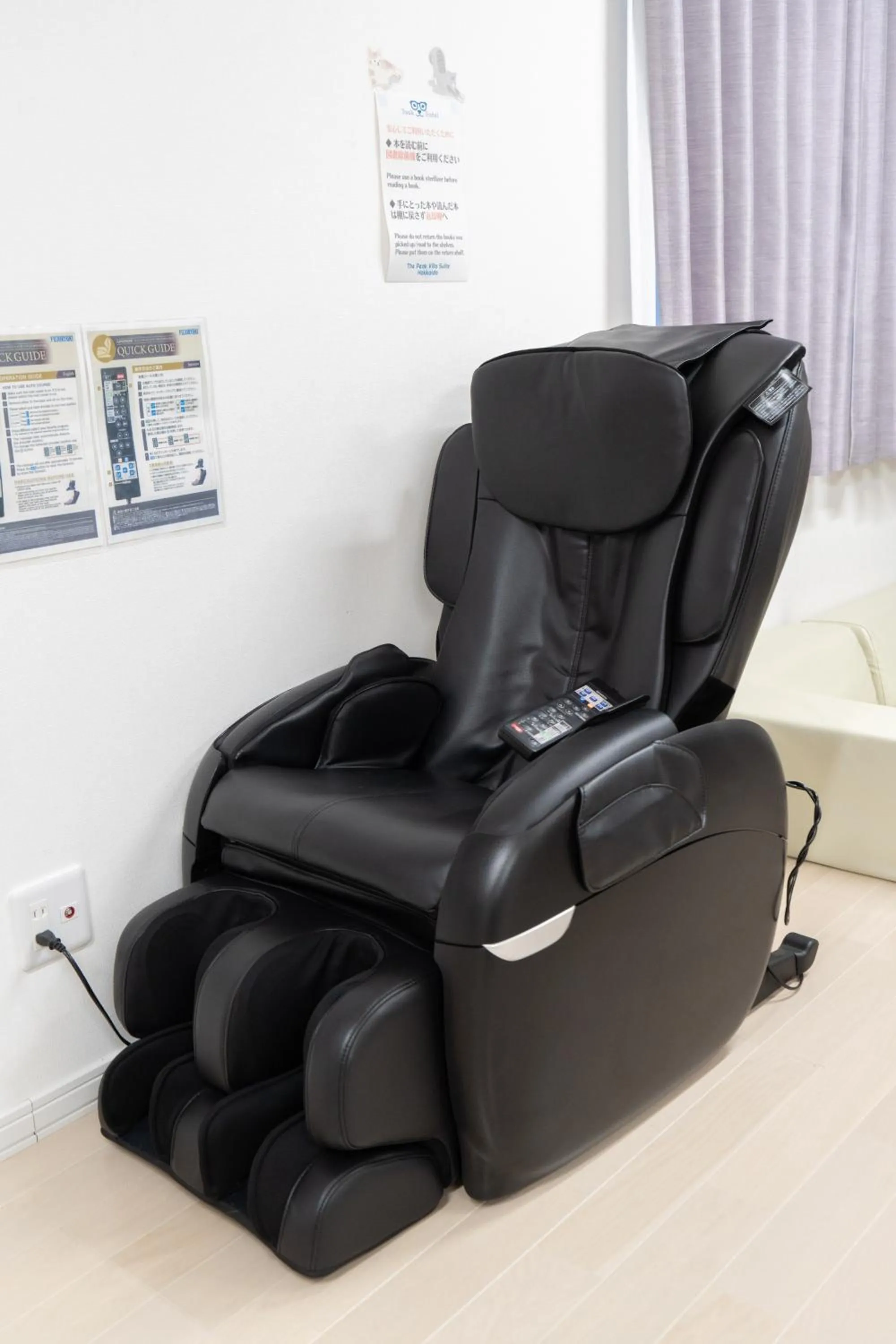 Library in The Peak Villa Suite Hokkaido