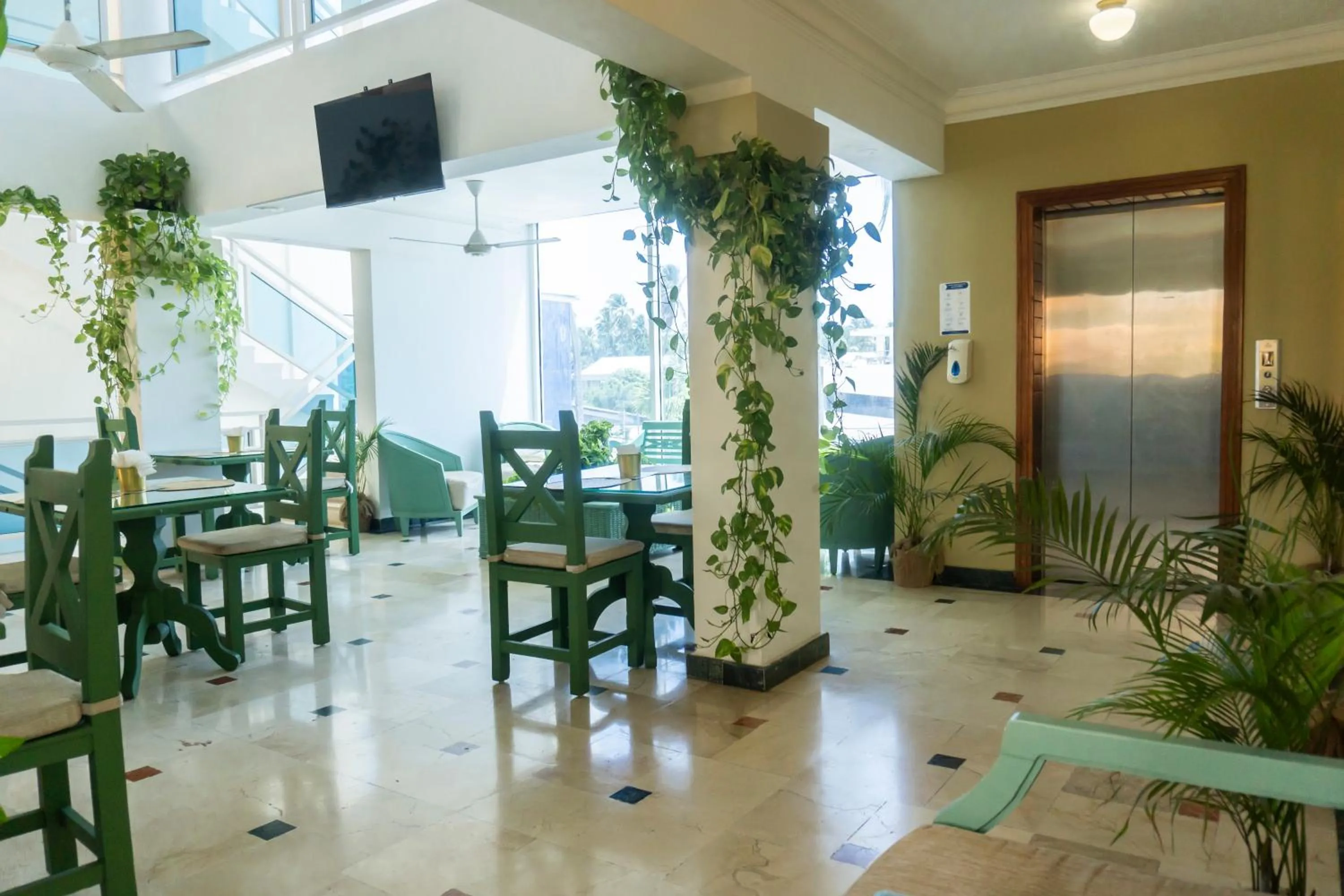 Restaurant/places to eat in Hotel Checkin El Cortecito