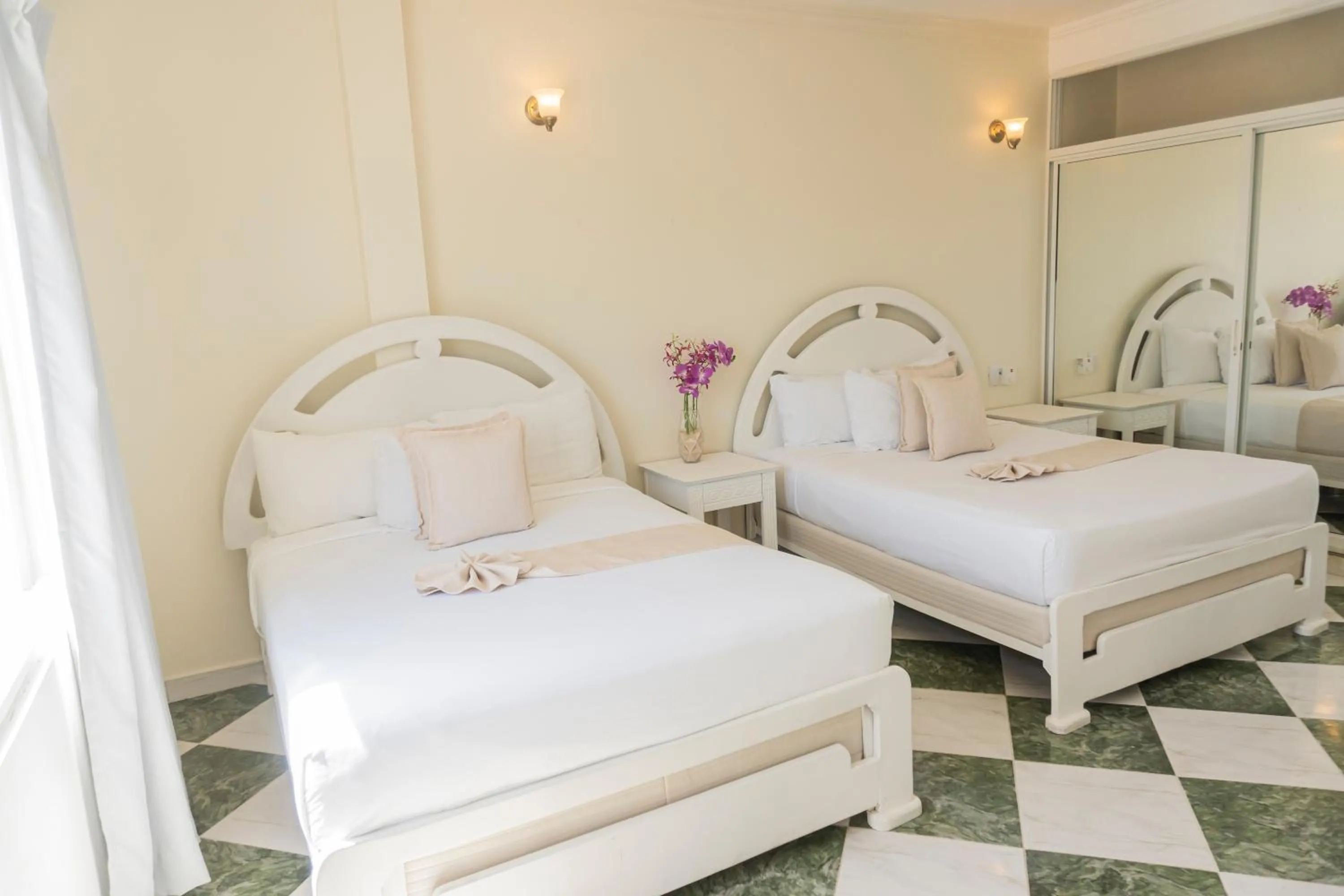 Bed in Hotel Checkin El Cortecito