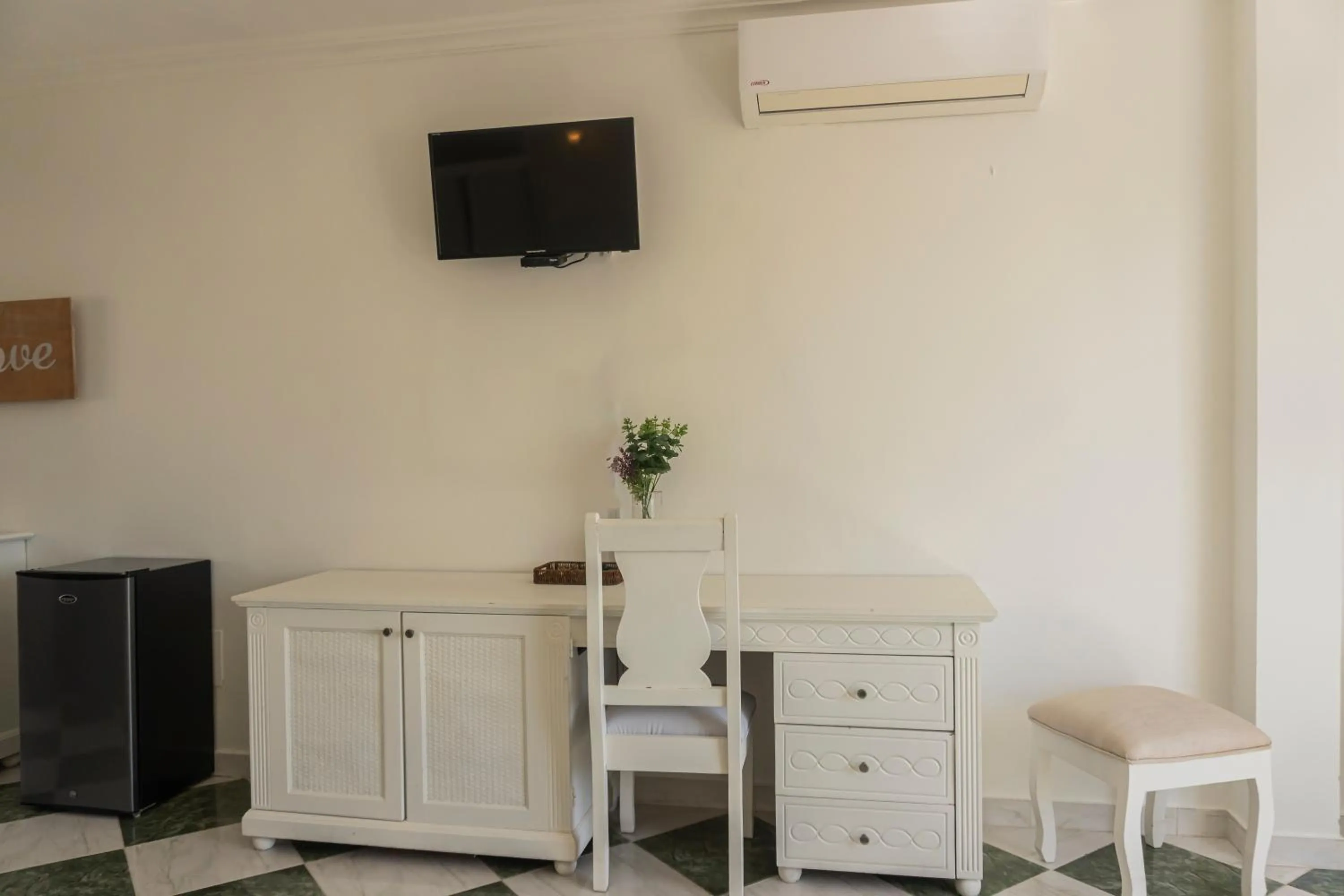 TV and multimedia in Hotel Checkin El Cortecito