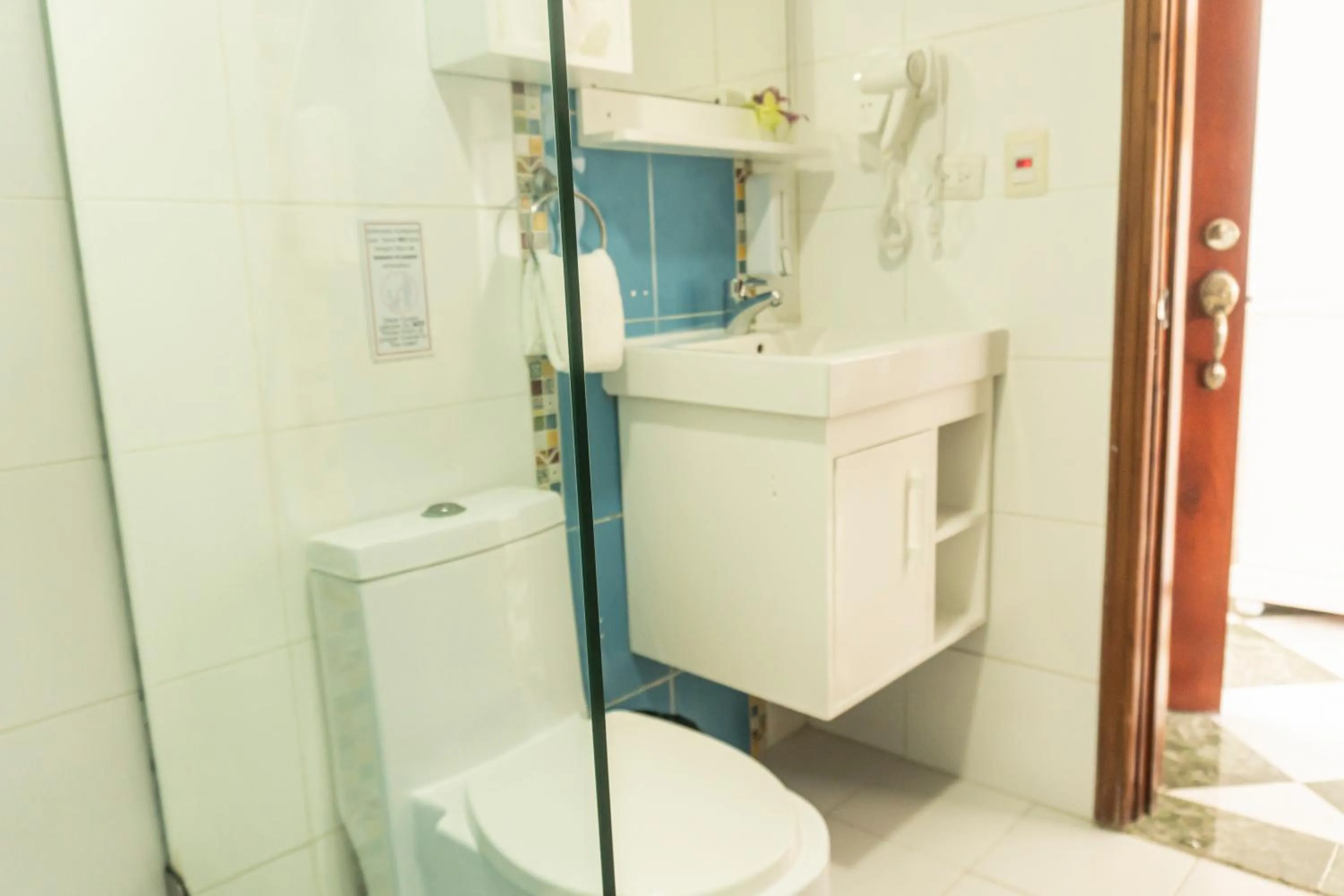 Toilet in Hotel Checkin El Cortecito