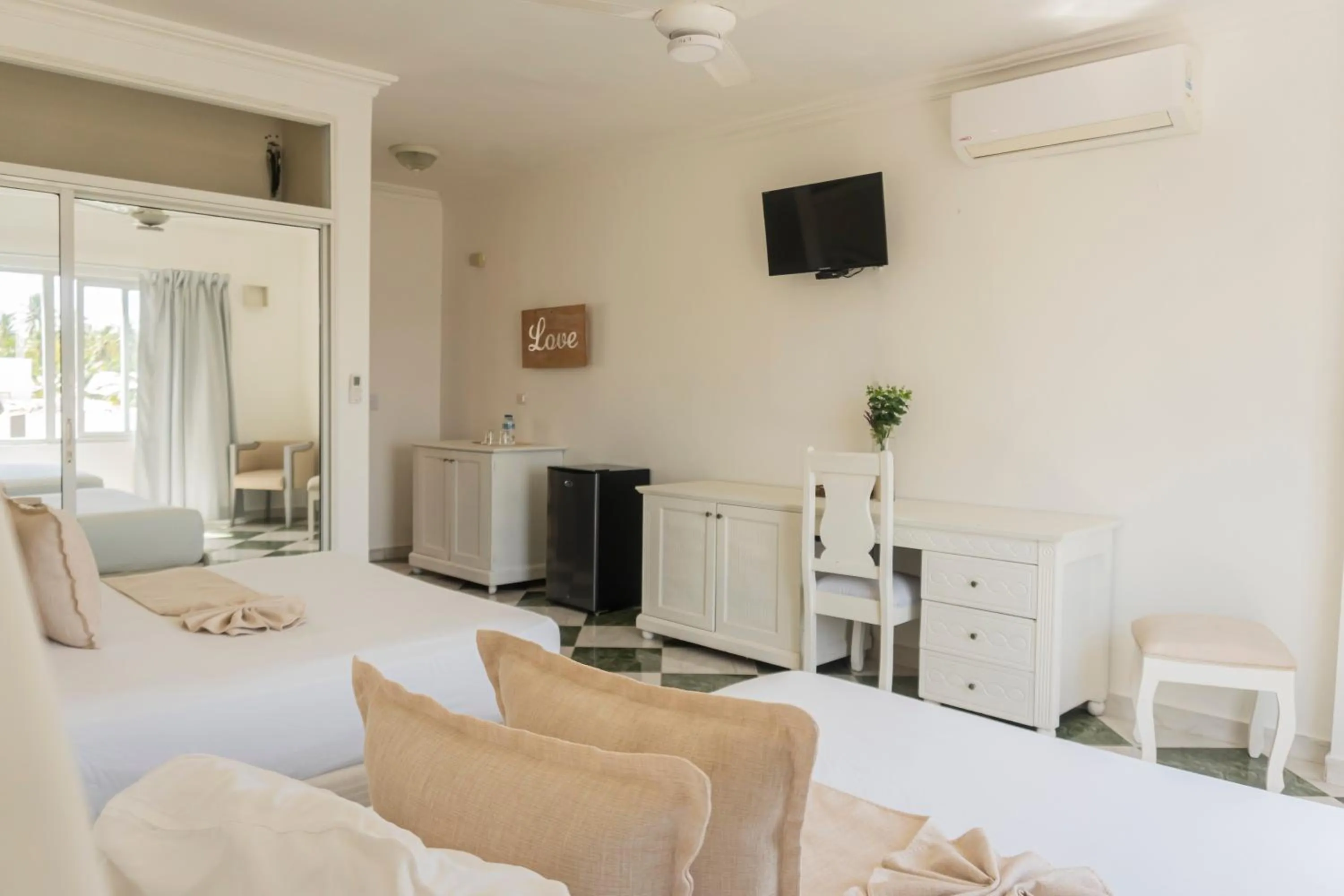 TV and multimedia in Hotel Checkin El Cortecito