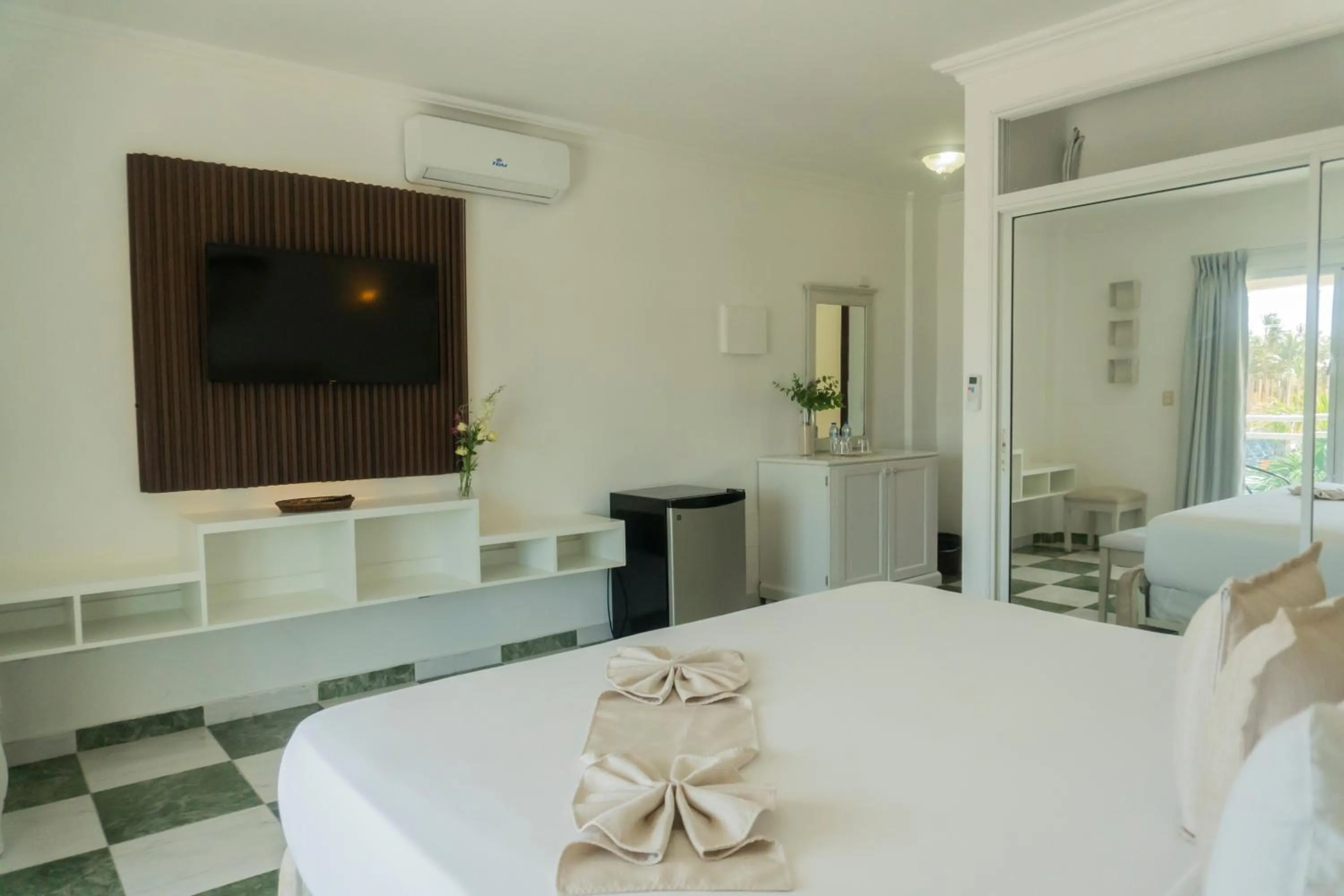 minibar in Hotel Checkin El Cortecito