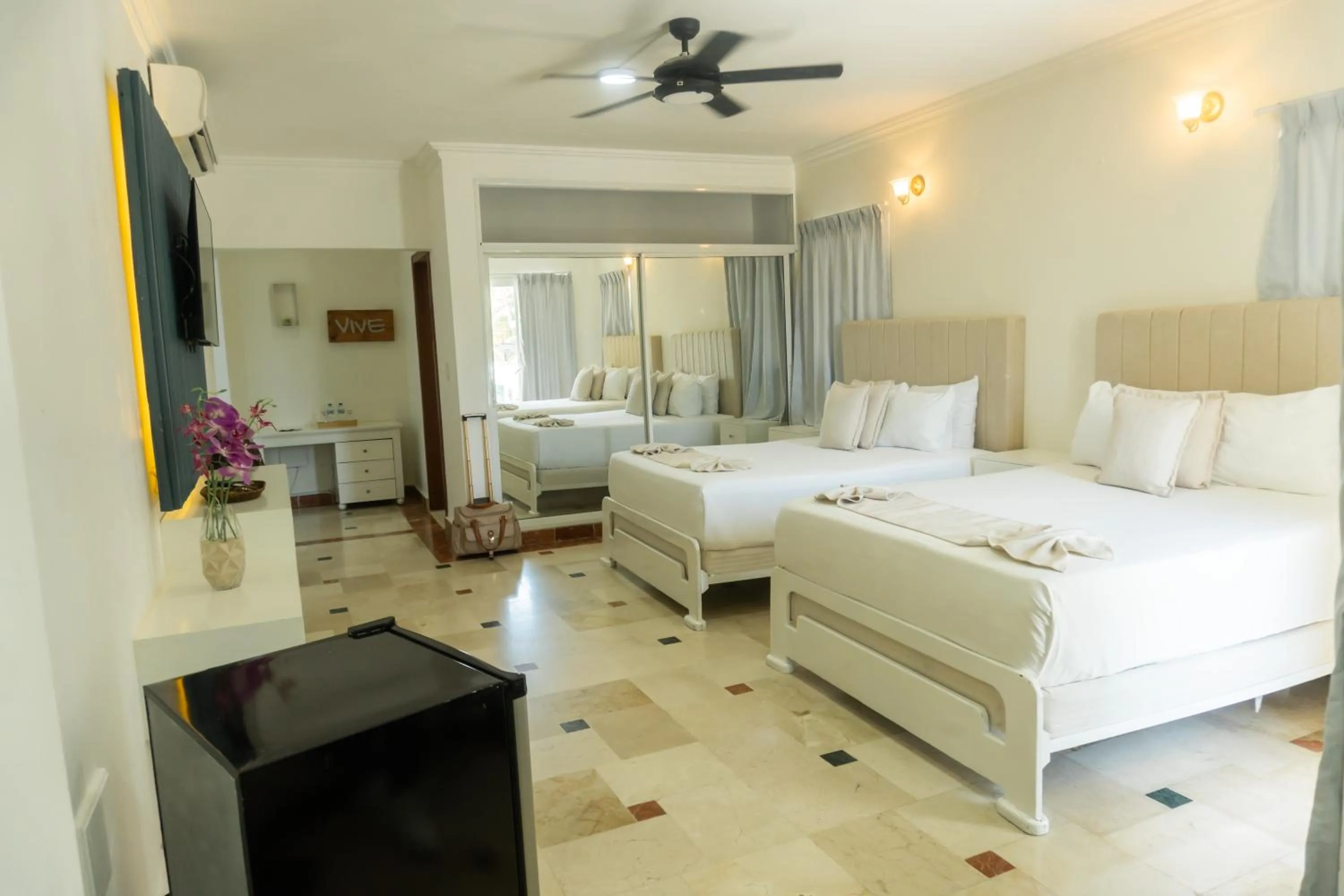 Photo of the whole room in Hotel Checkin El Cortecito