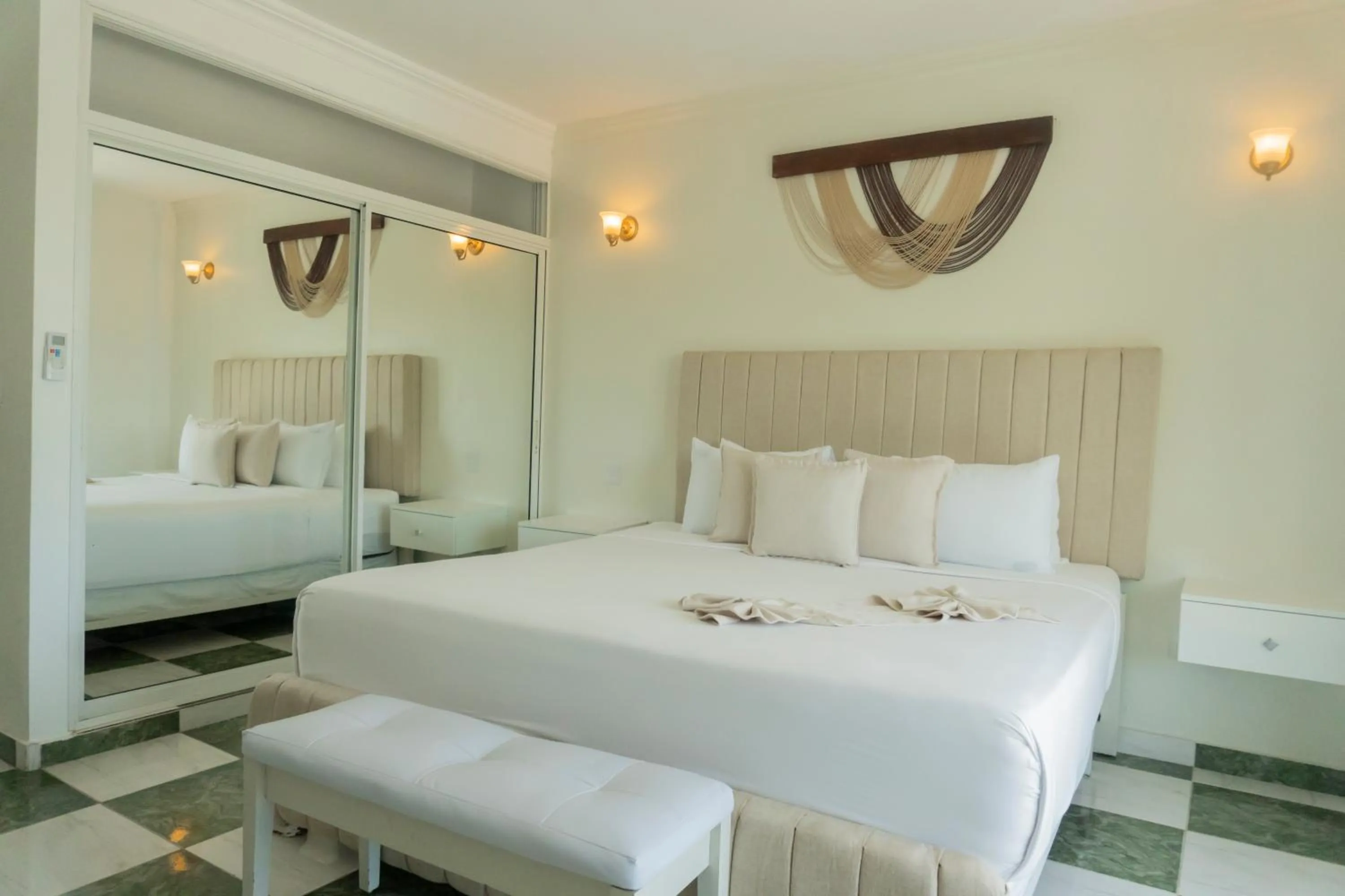 wardrobe in Hotel Checkin El Cortecito