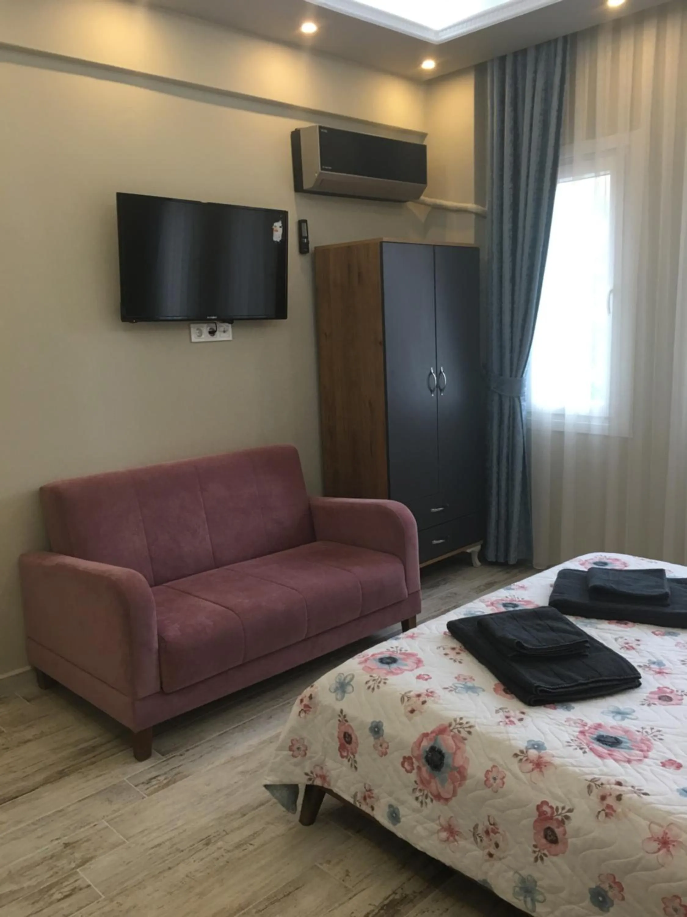 Seating area, Bed in PASHA APART~BOUTİQUE HOTEL/YALOVA