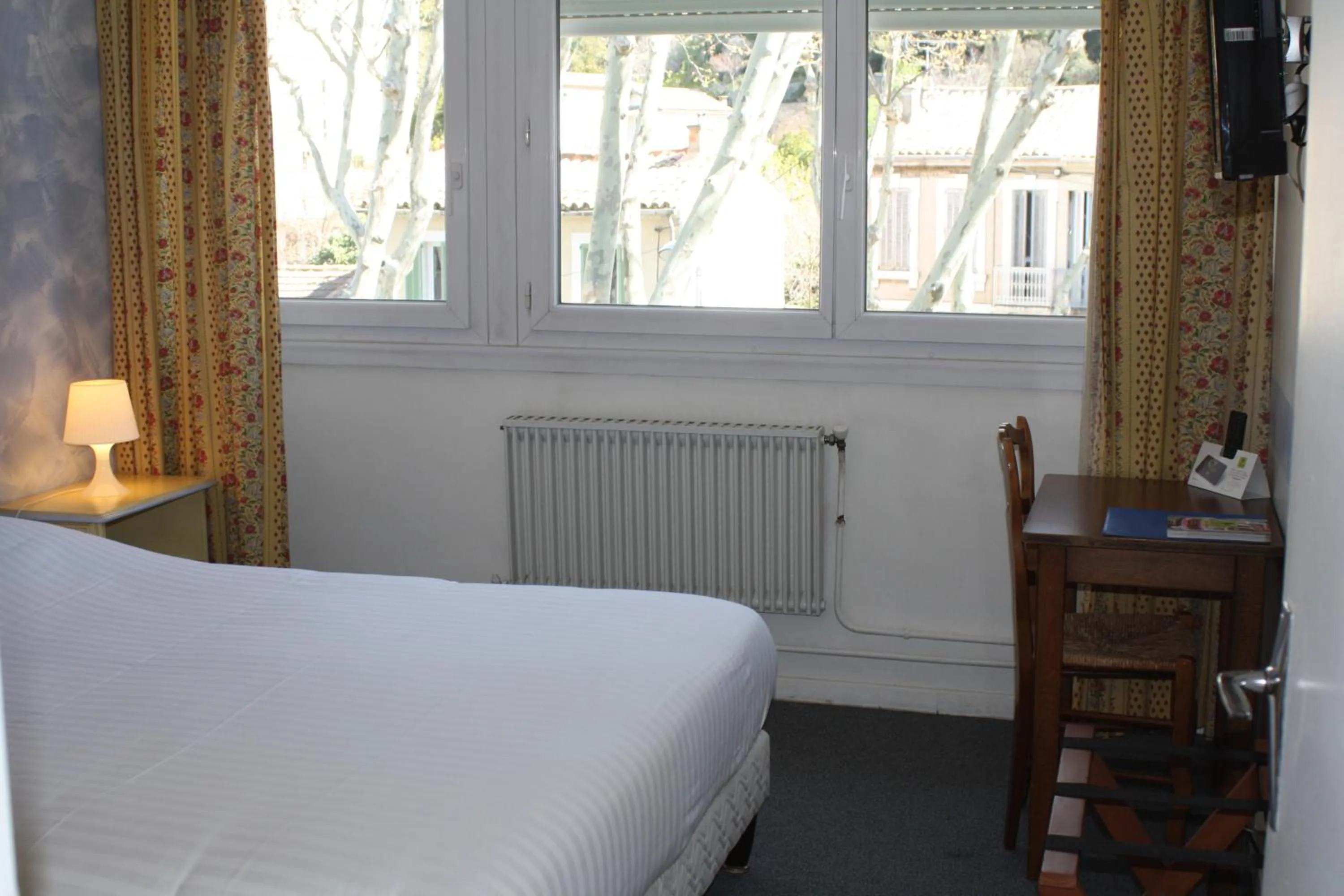 Bed in Logis Hotel du Midi