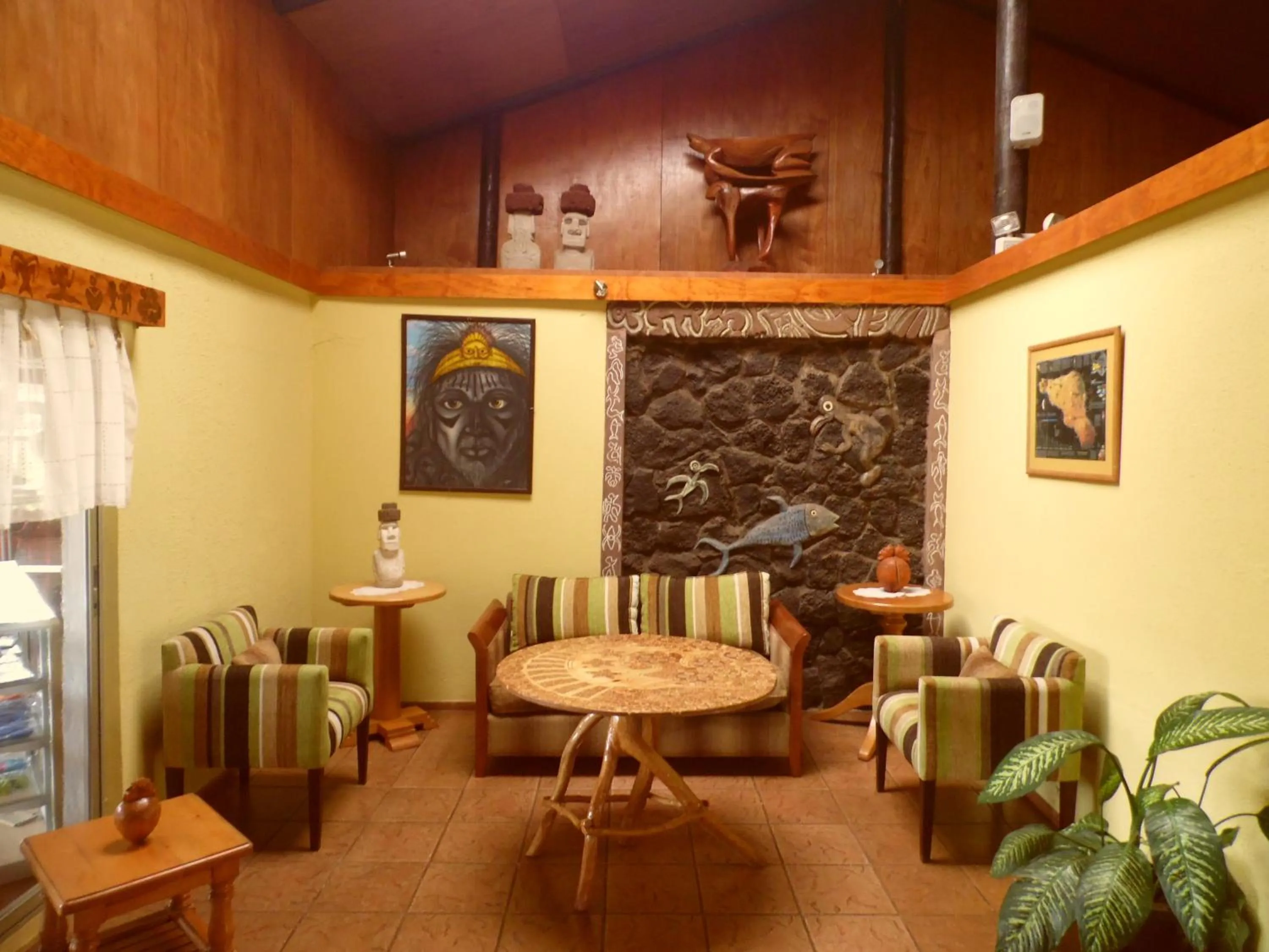 Communal lounge/ TV room in Hotel Manutara