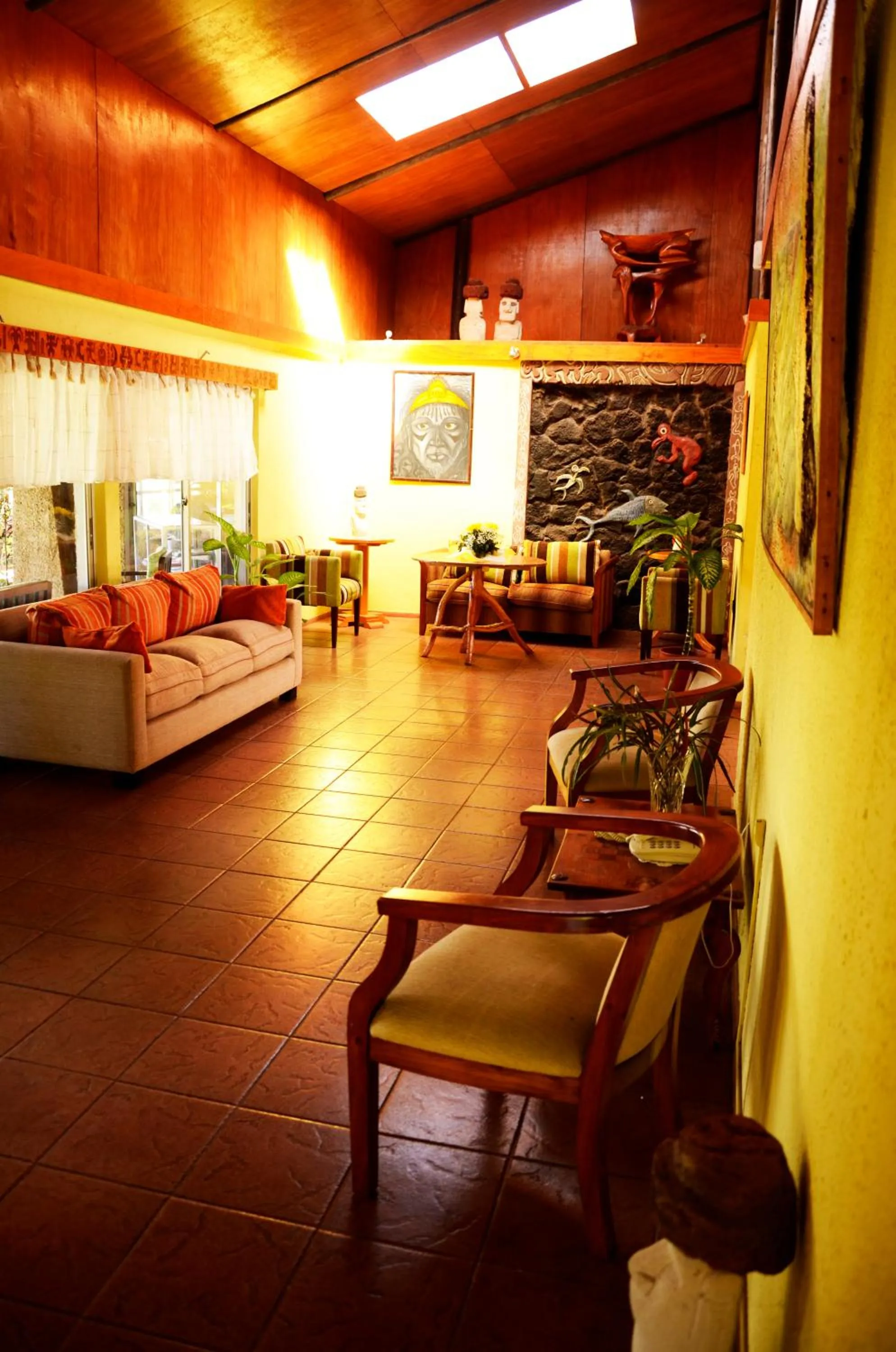 Living room, Bed in Hotel Manutara