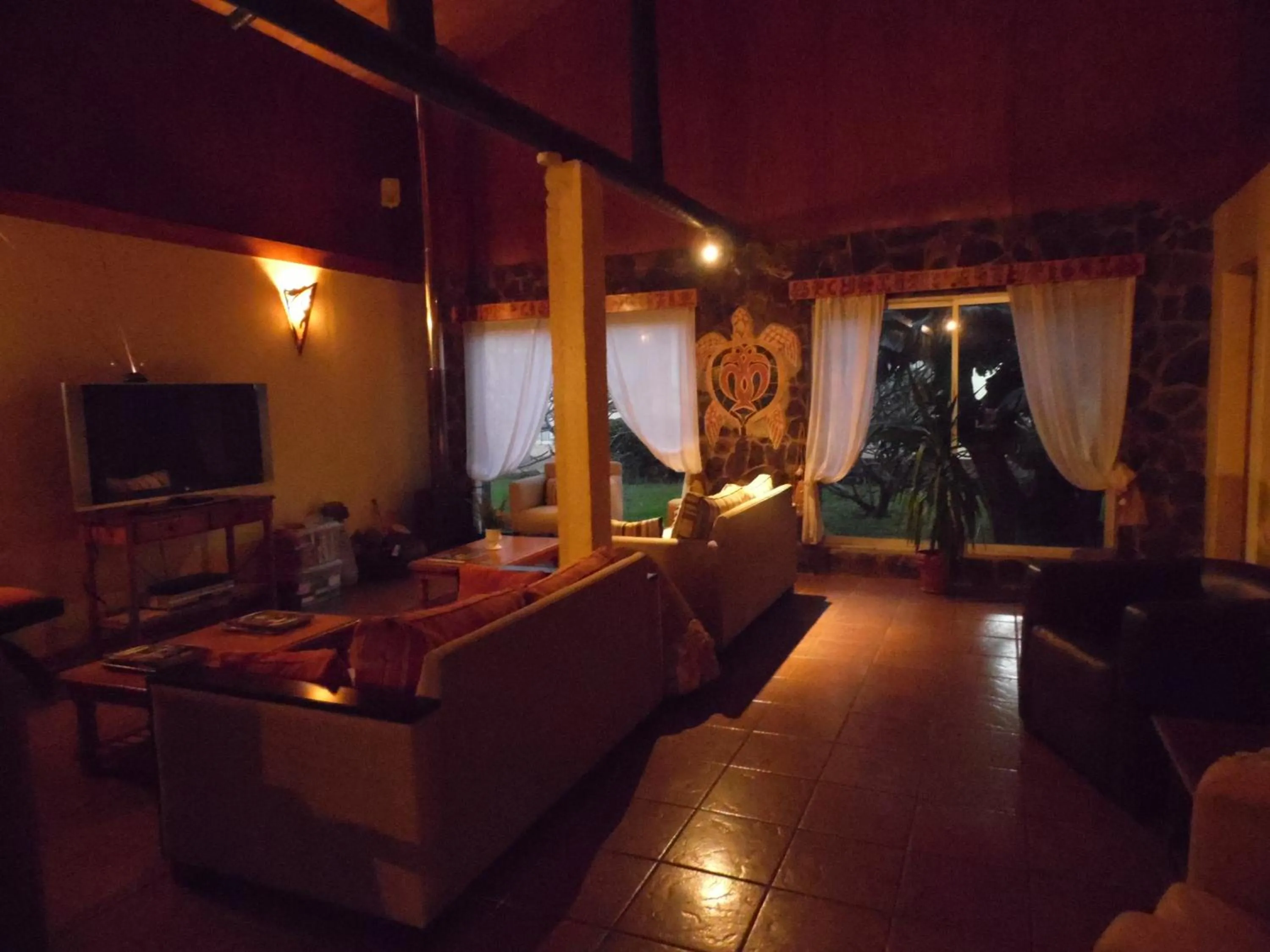 Communal lounge/ TV room in Hotel Manutara