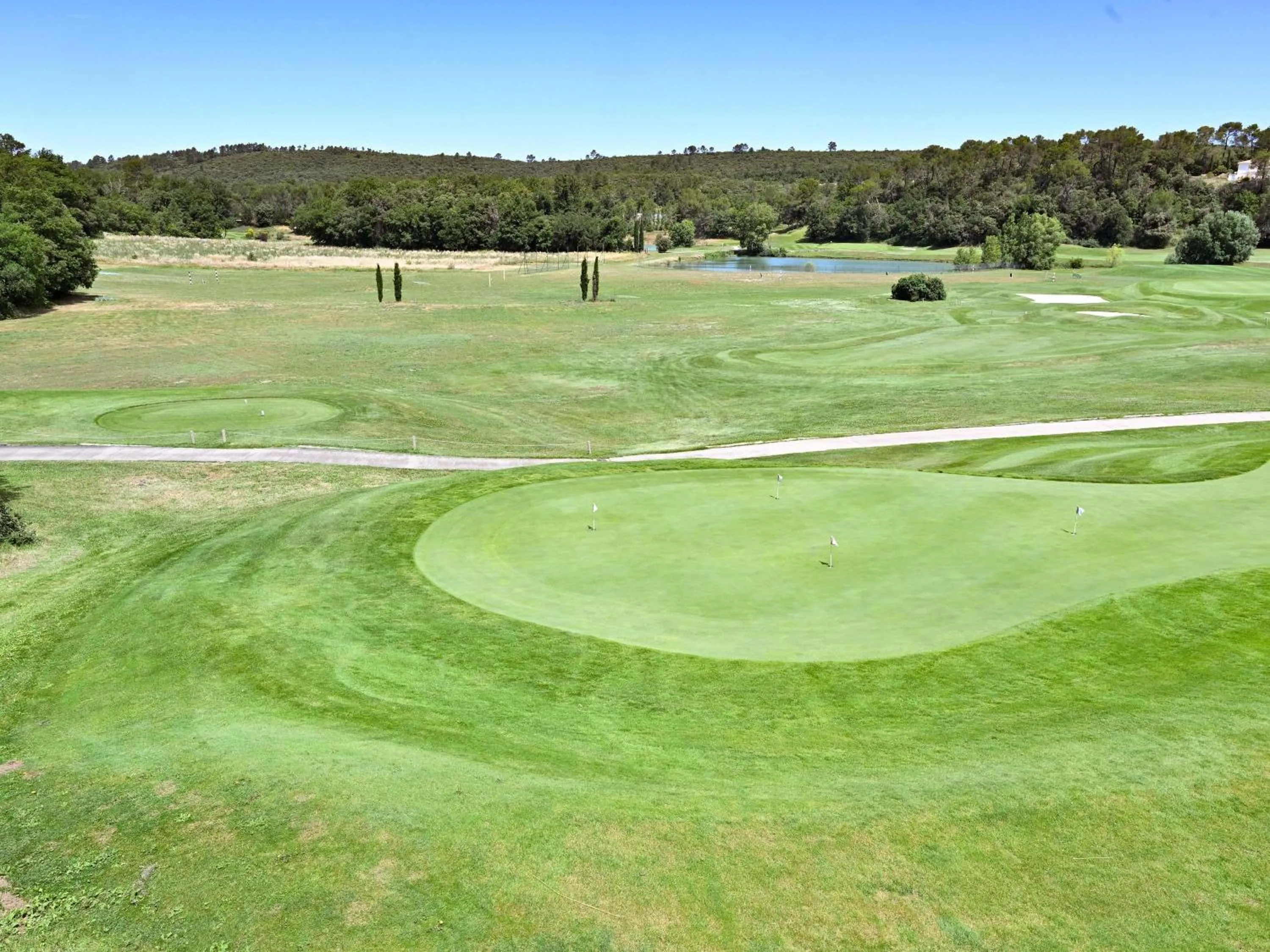 Golfcourse in Mercure Brignoles Golf de Barbaroux & Spa