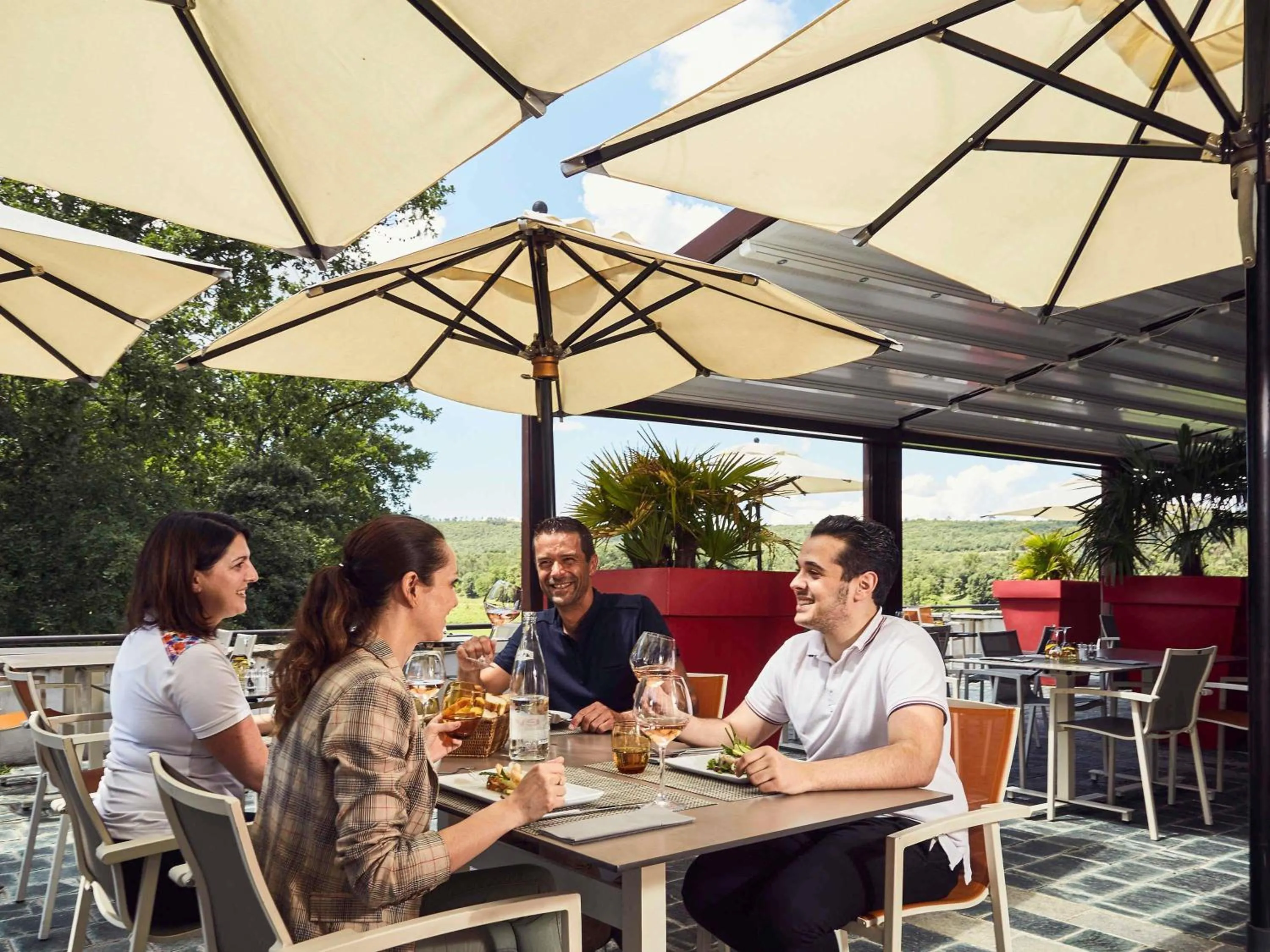 Lounge or bar in Mercure Brignoles Golf de Barbaroux & Spa